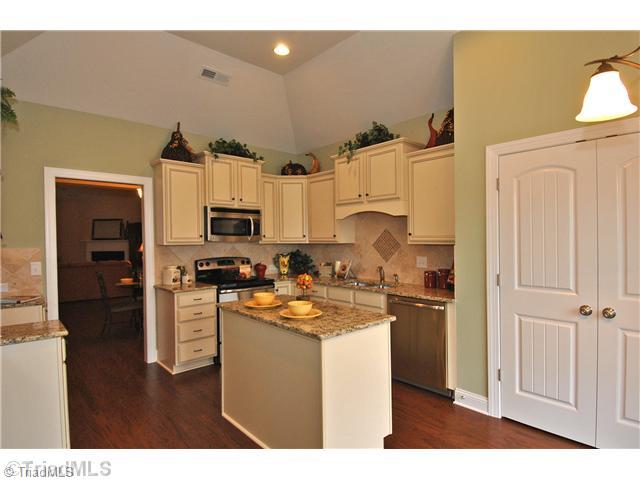 484 Crosswick Road Clemmons, NC 27012 - Photo 5 of 13 Kitchen.