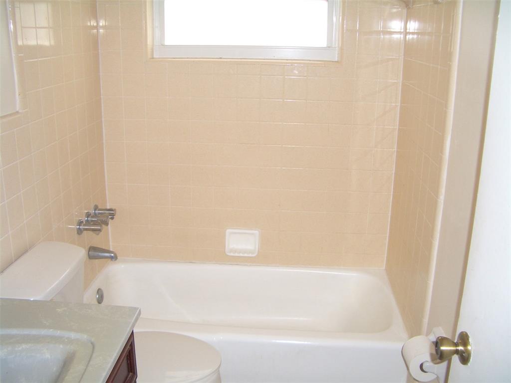 2737 Northeast 28th Street, Unit 7W Lighthouse Point, FL 33064 - Photo 7 of 15 a bathroom with a tub and a sink