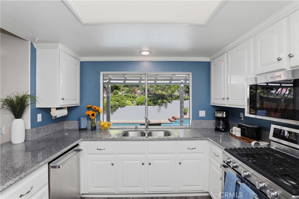 16350 Blossom Time Court Riverside, CA 92503 - Photo 17 of 58 Kitchen