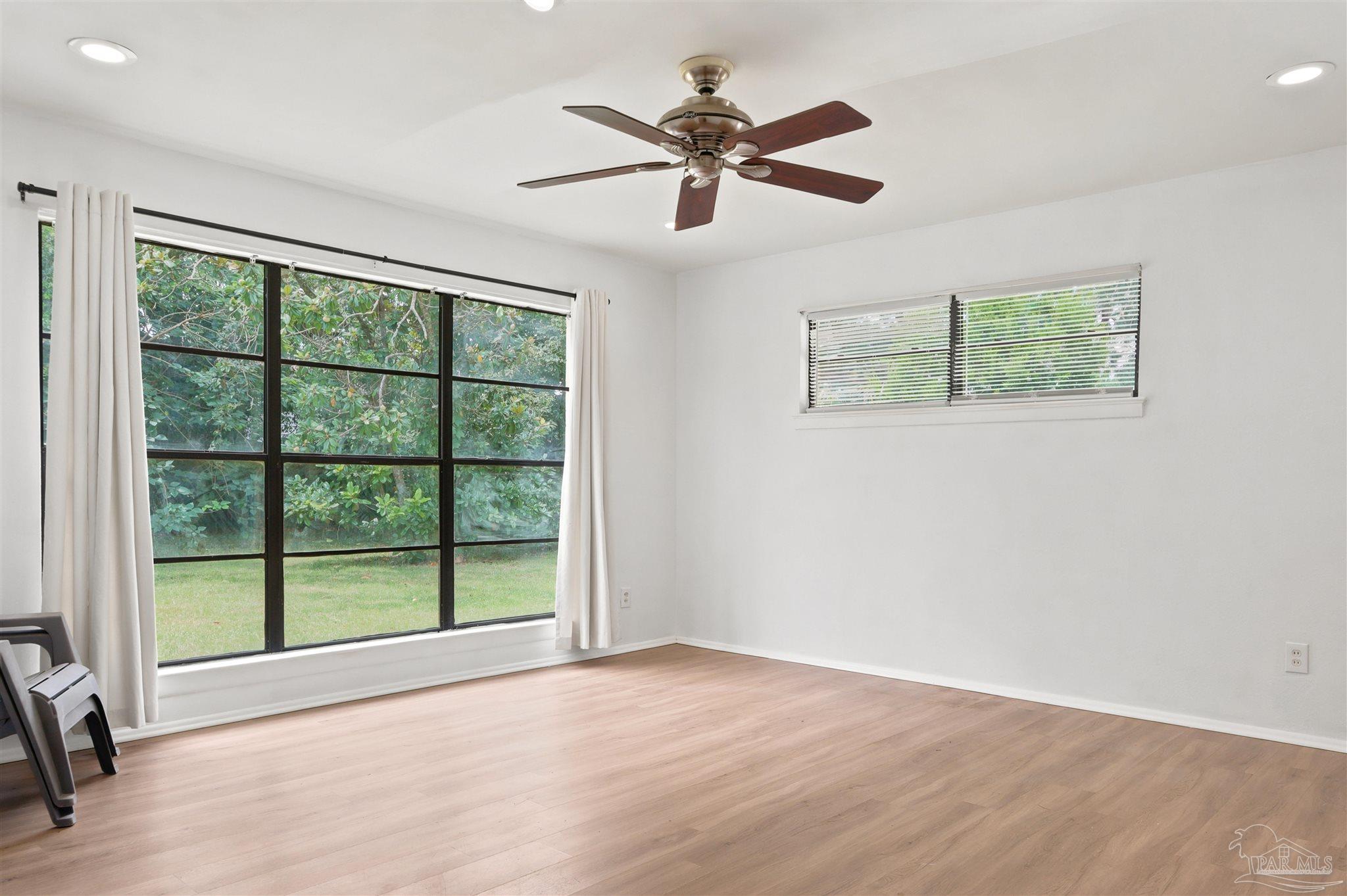101 Vanderbilt Road Pensacola, FL 32506 - Photo 16 of 33 Living room with picture window.