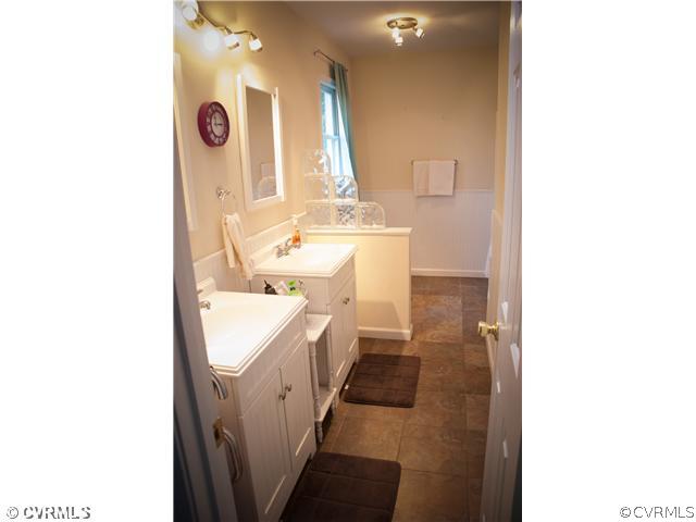 10409 White Rabbit Road North Chesterfield, VA 23235 - Photo 20 of 23 a bathroom with a sink a mirror and a bathtub