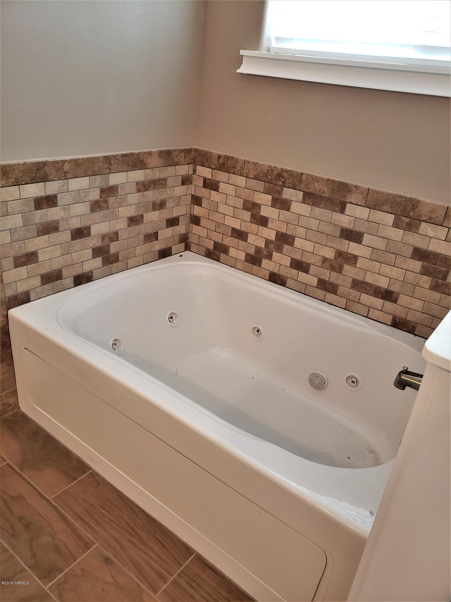 1201 Northwest Crescent Road Sunnyside, WA 98944 - Photo 12 of 35 a bathroom with a bathtub