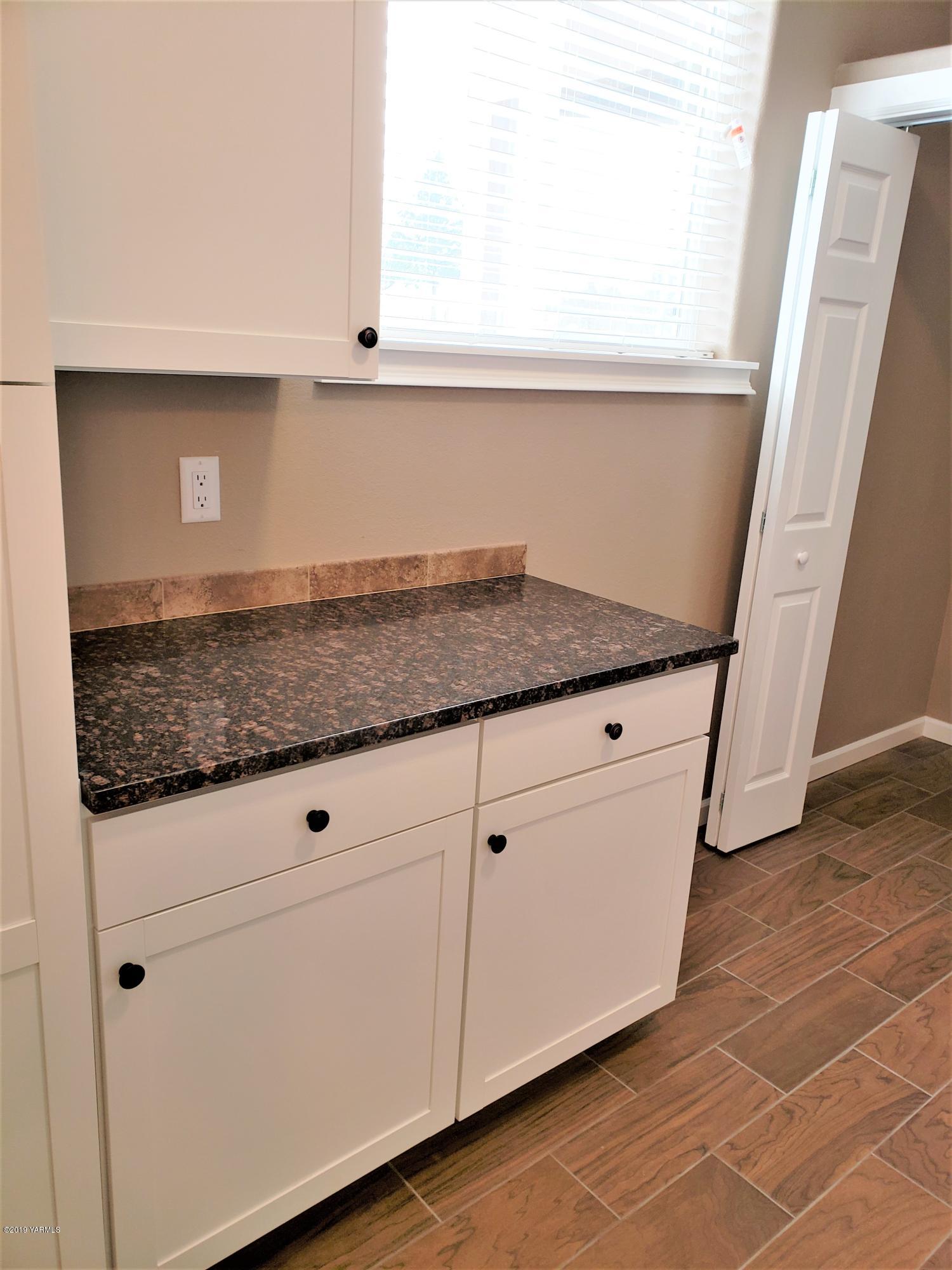 1201 Northwest Crescent Road Sunnyside, WA 98944 - Photo 13 of 35 a view white cabinets and sink