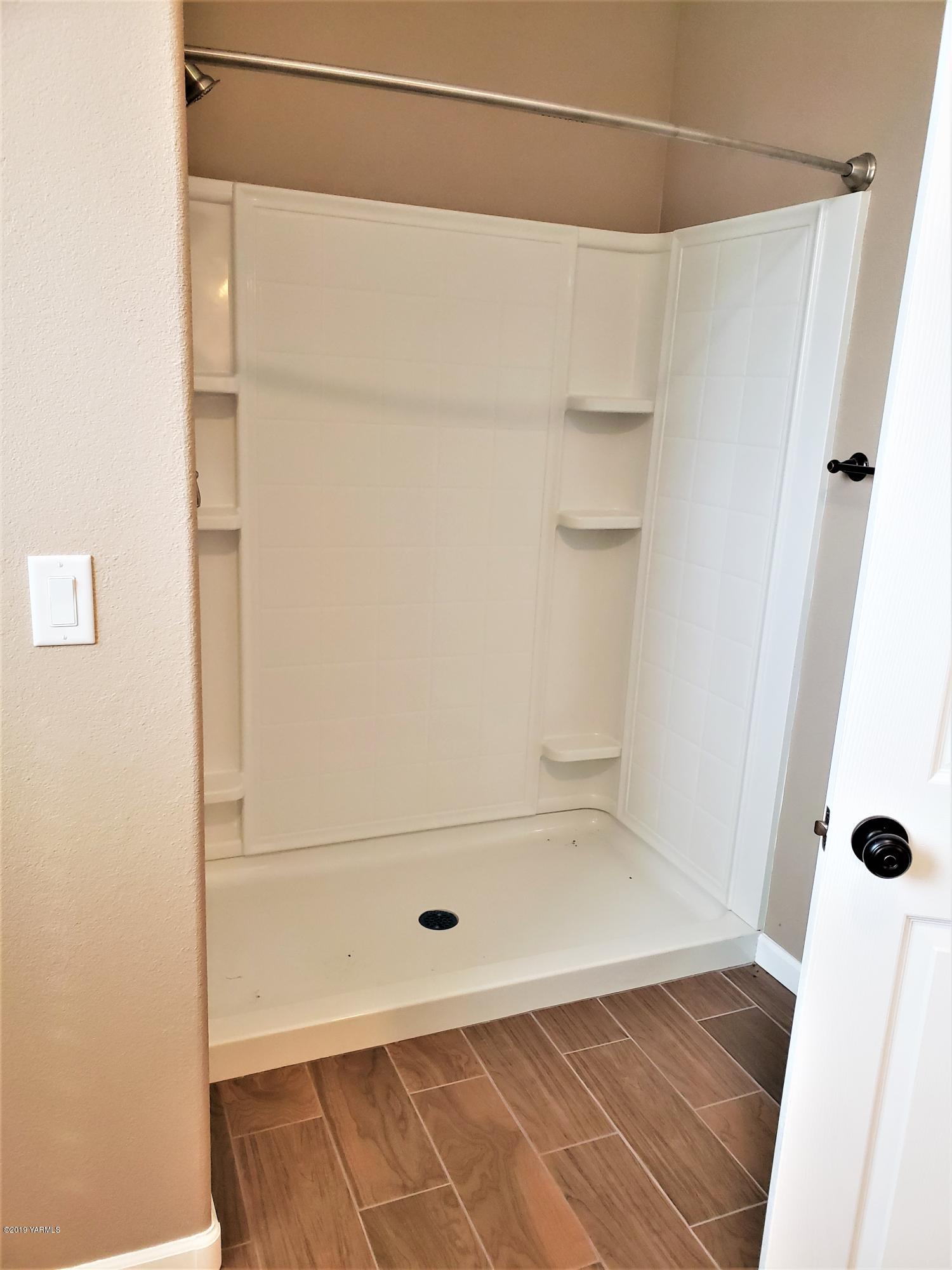 1201 Northwest Crescent Road Sunnyside, WA 98944 - Photo 14 of 35 a bathroom with a glass shower door