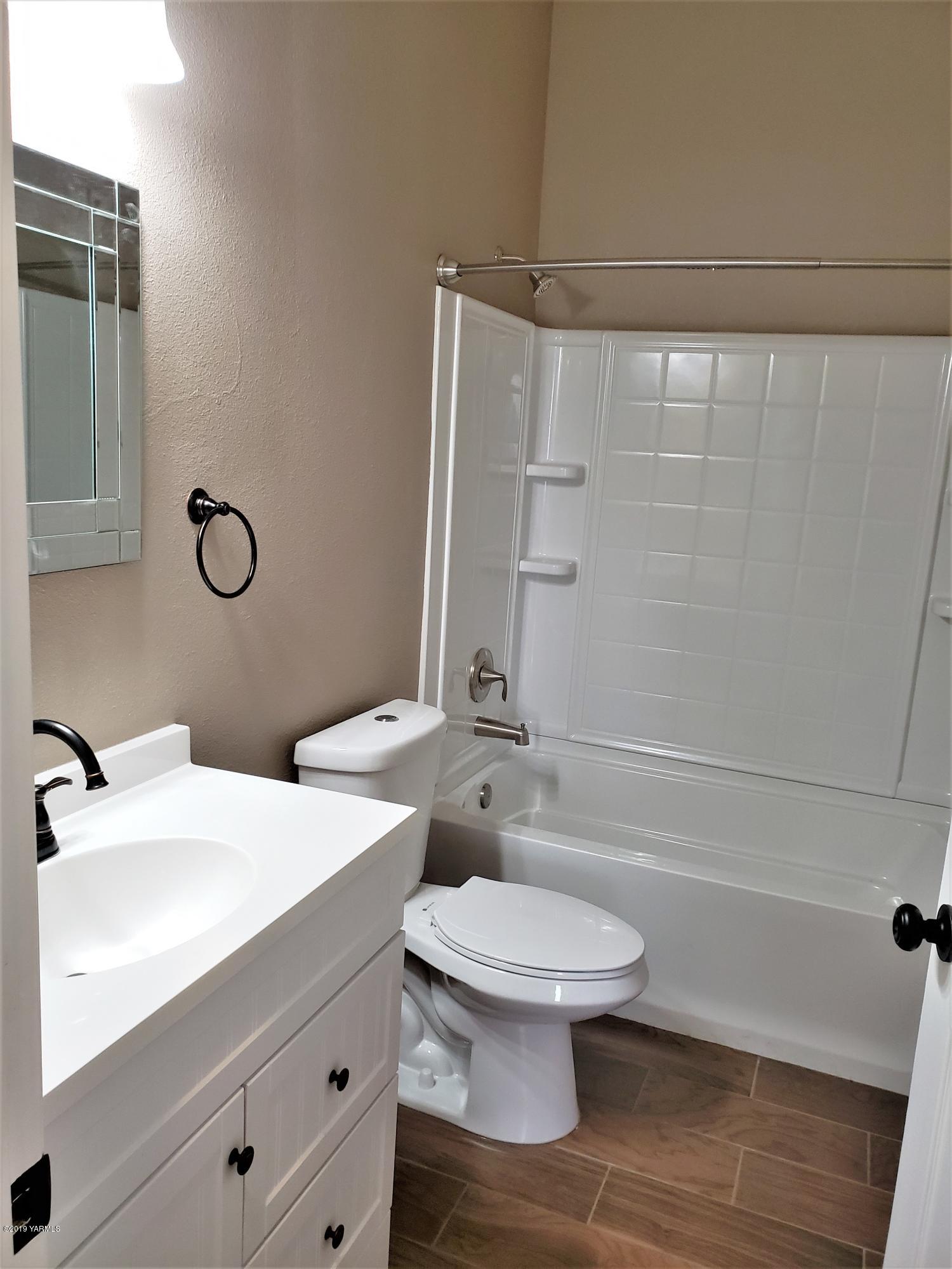 1201 Northwest Crescent Road Sunnyside, WA 98944 - Photo 17 of 35 a bathroom with a toilet sink and shower