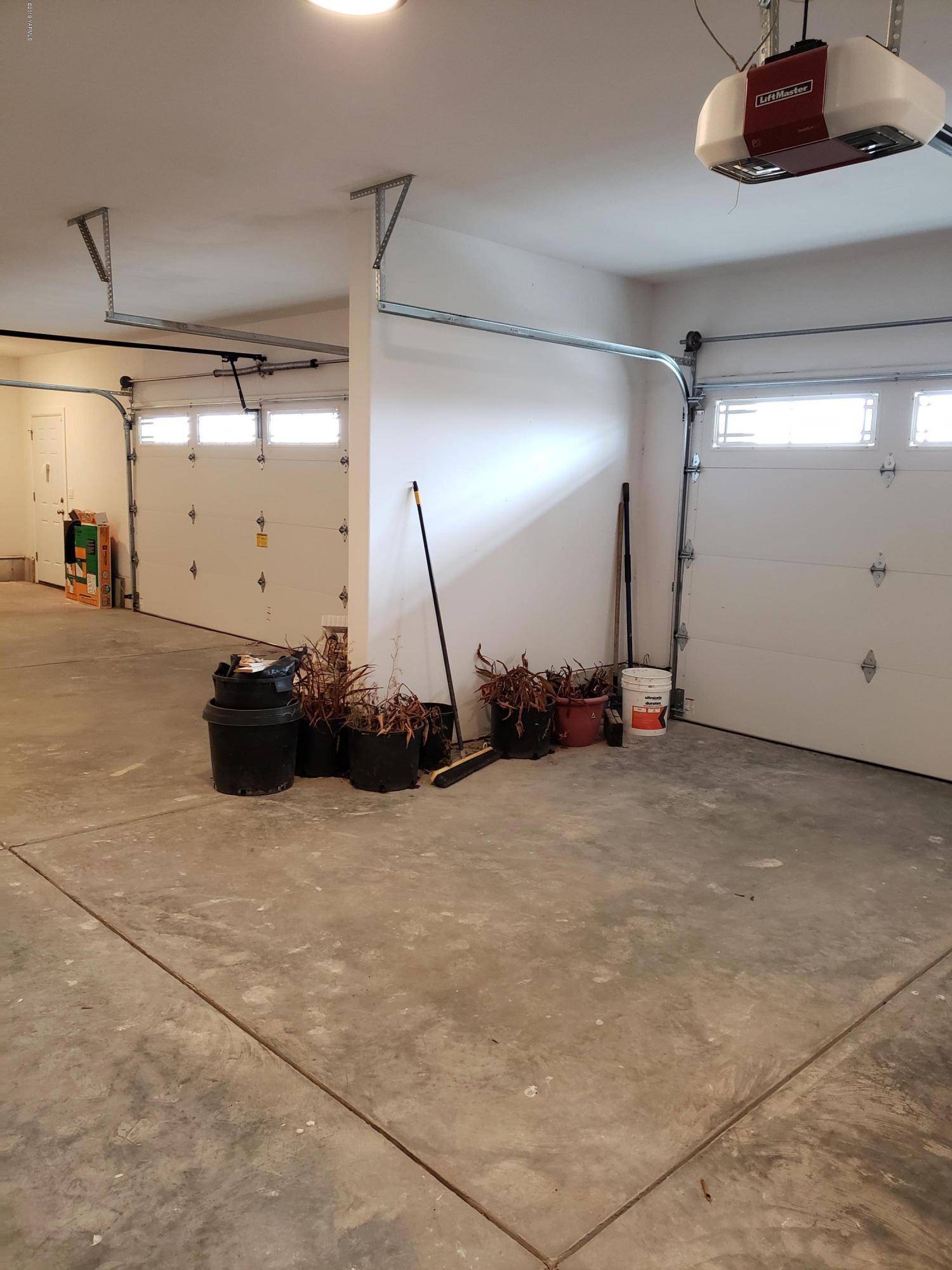 1201 Northwest Crescent Road Sunnyside, WA 98944 - Photo 28 of 35 a view of a garage
