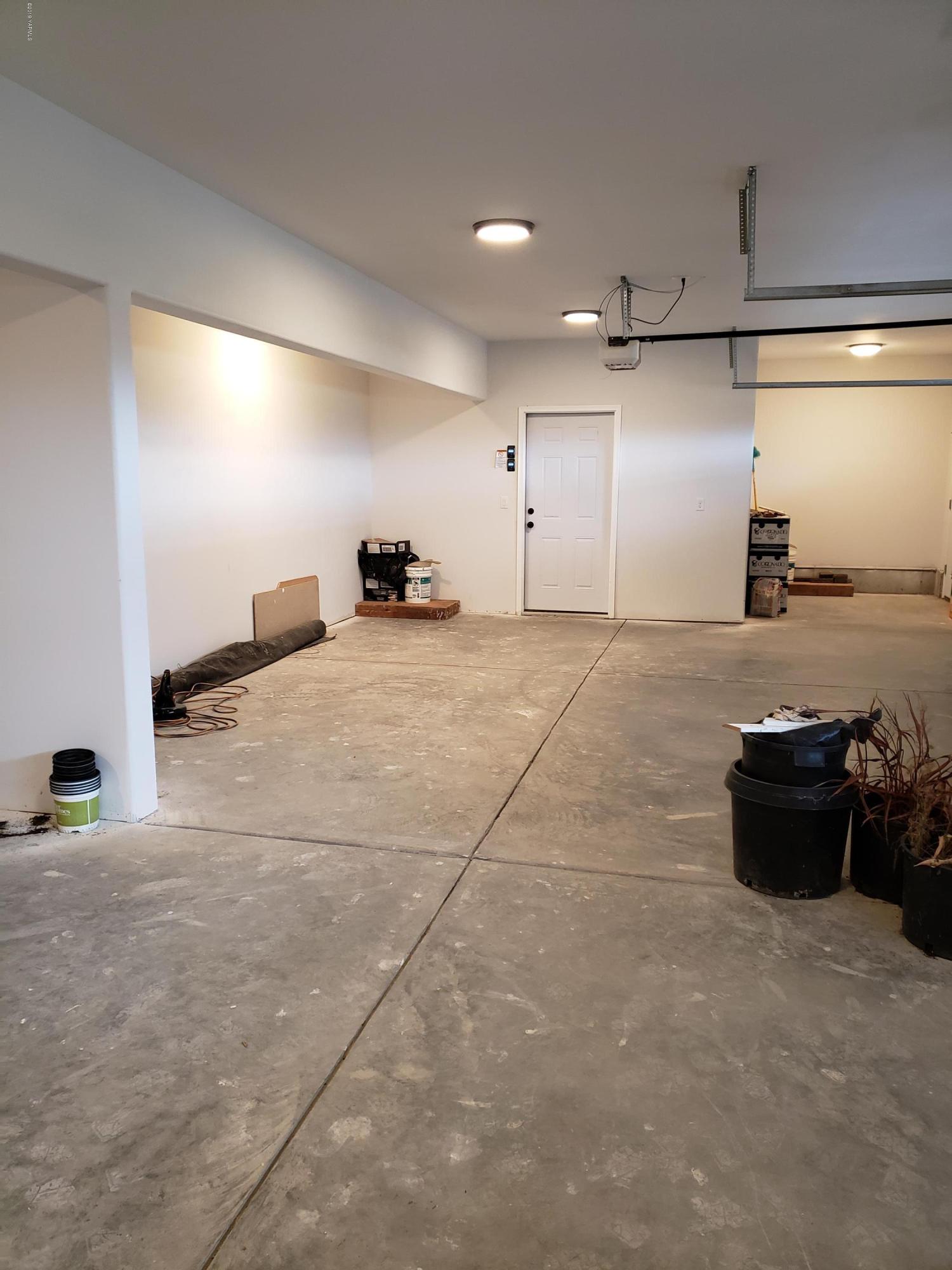 1201 Northwest Crescent Road Sunnyside, WA 98944 - Photo 29 of 35 a view of a big room with wooden floor