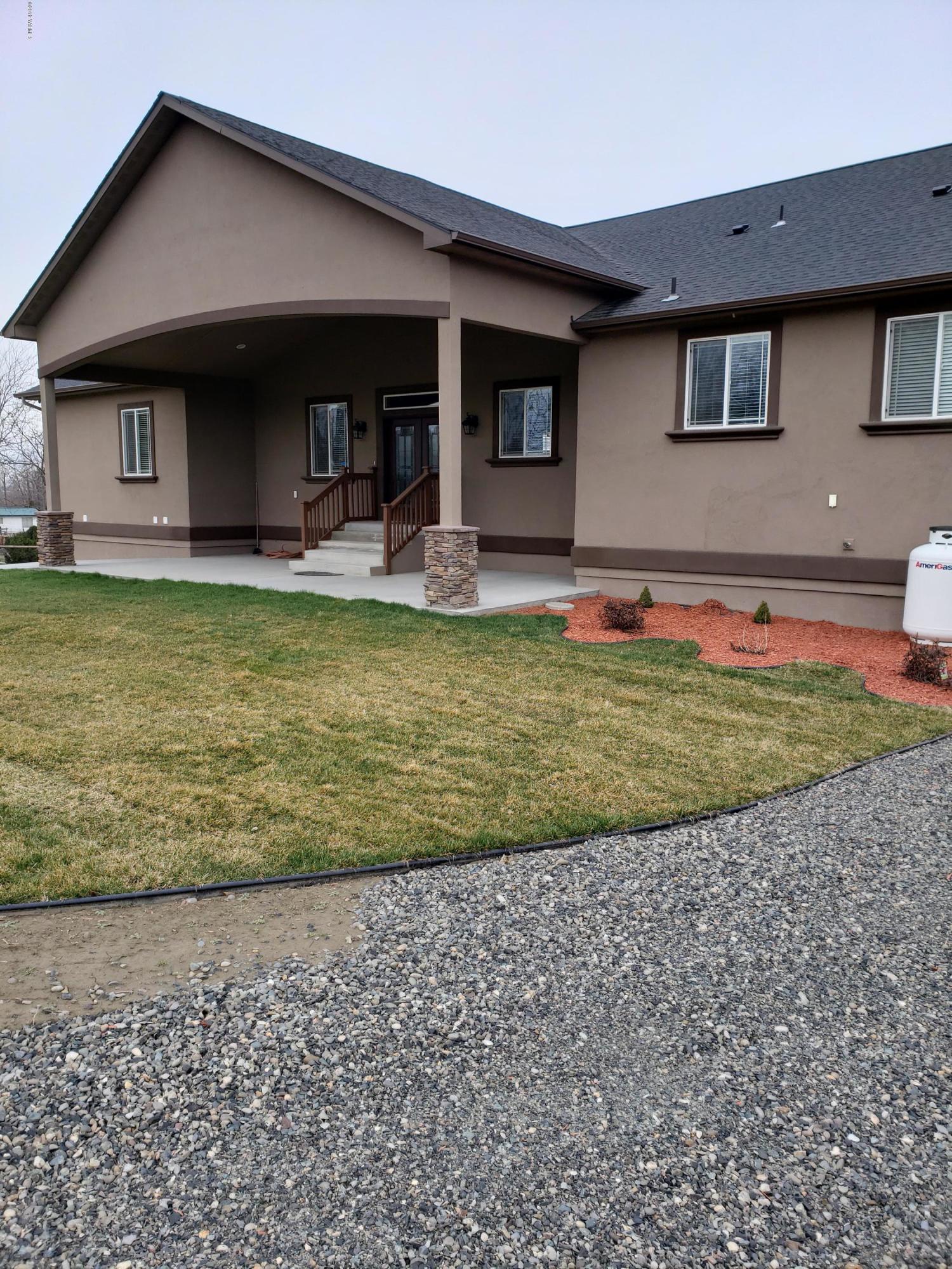 1201 Northwest Crescent Road Sunnyside, WA 98944 - Photo 31 of 35 a front view of a house with garden