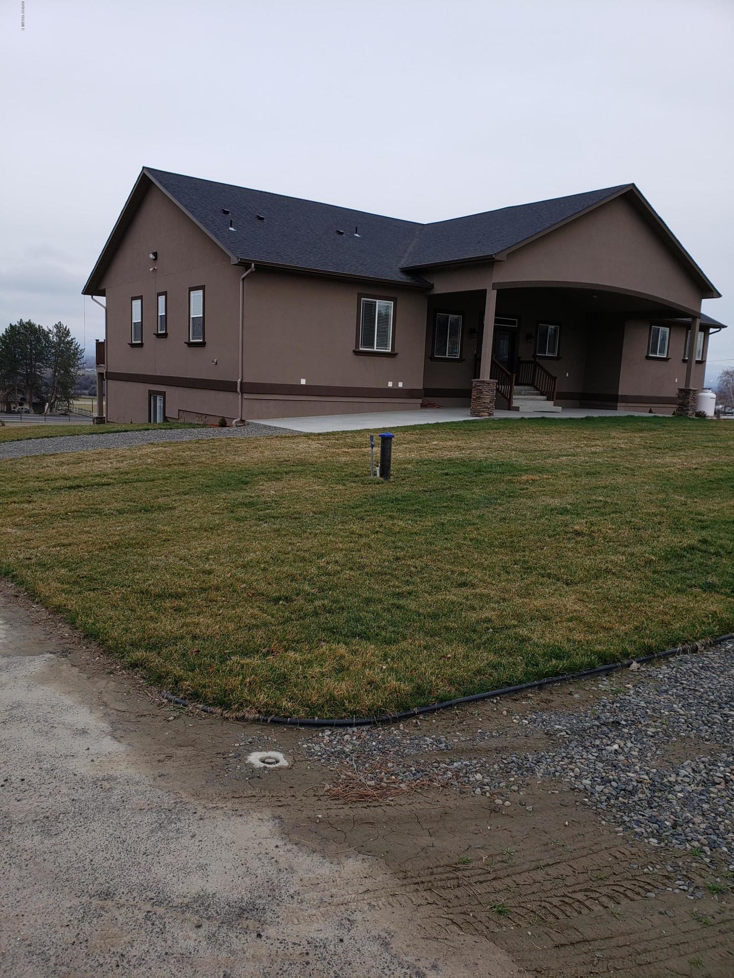 1201 Northwest Crescent Road Sunnyside, WA 98944 - Photo 32 of 35 a front view of a house with a garden
