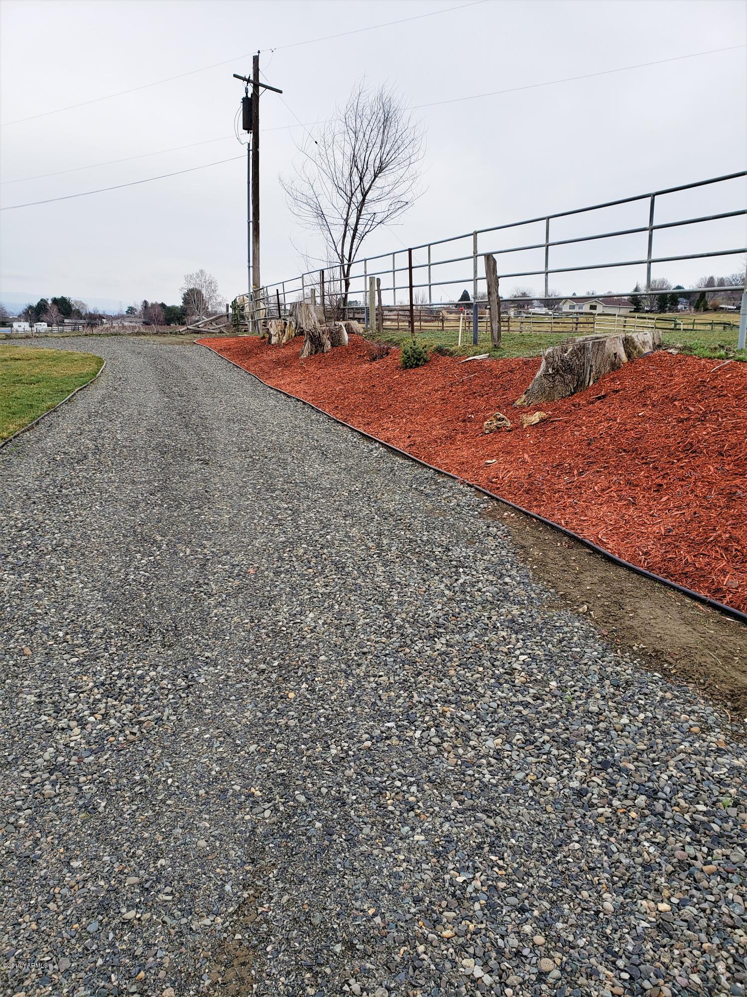 1201 Northwest Crescent Road Sunnyside, WA 98944 - Photo 33 of 35 a view of a basket ball ground