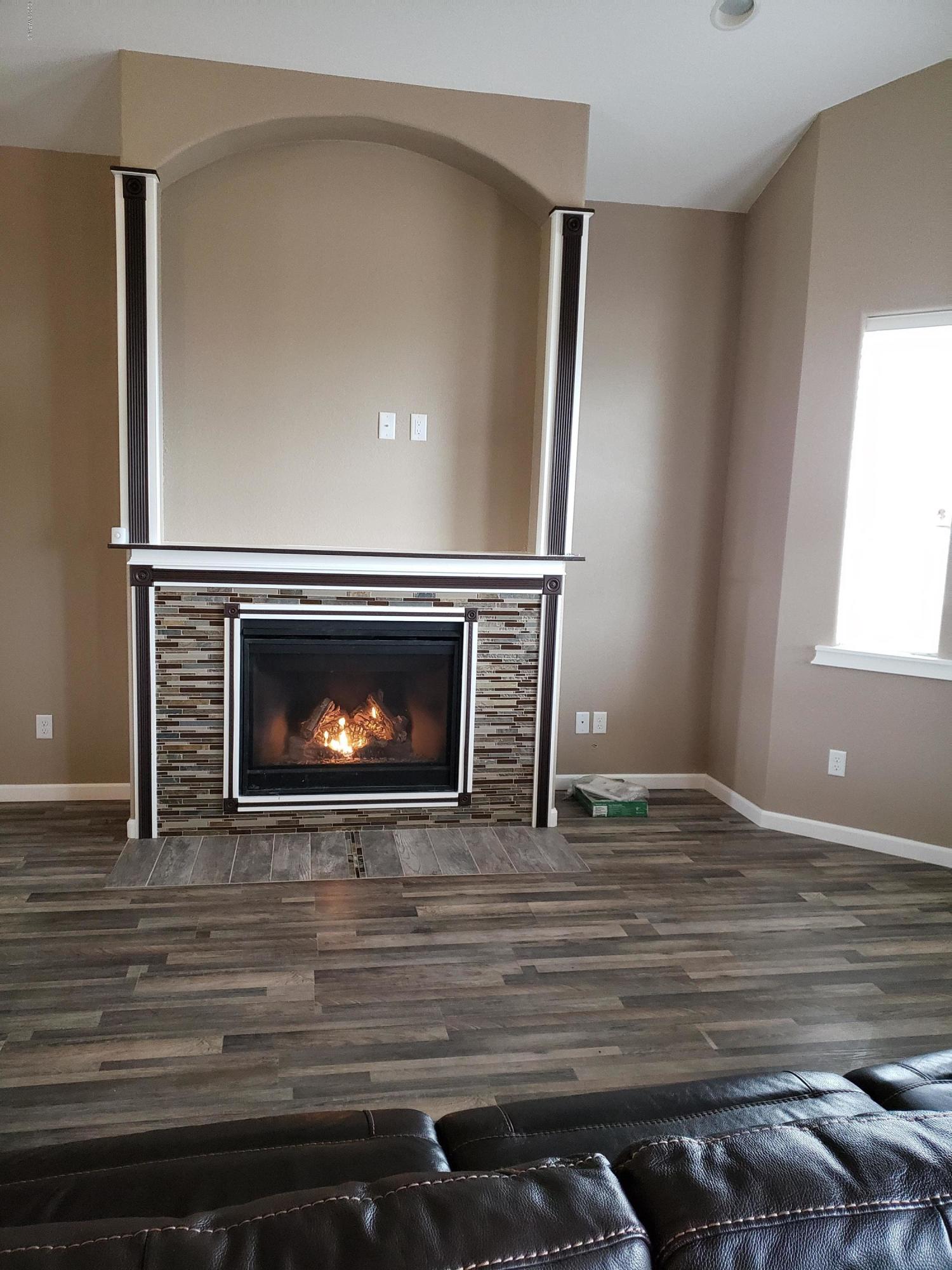 1201 Northwest Crescent Road Sunnyside, WA 98944 - Photo 9 of 35 a room with fireplace and a fireplace