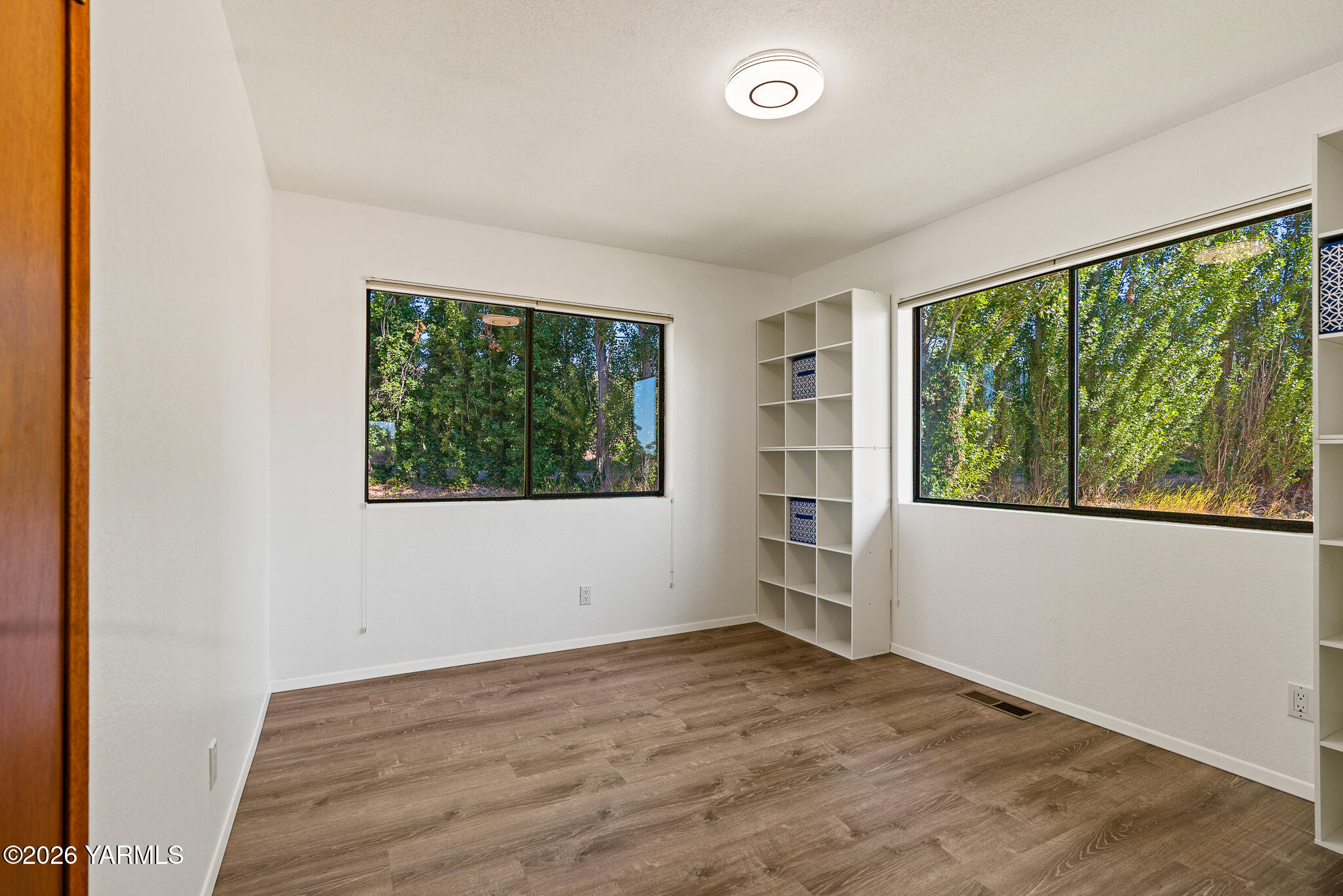 13619 Summitview Ext Road Yakima, WA 98908 - Photo 23 of 56 an empty room with wooden floor and windows