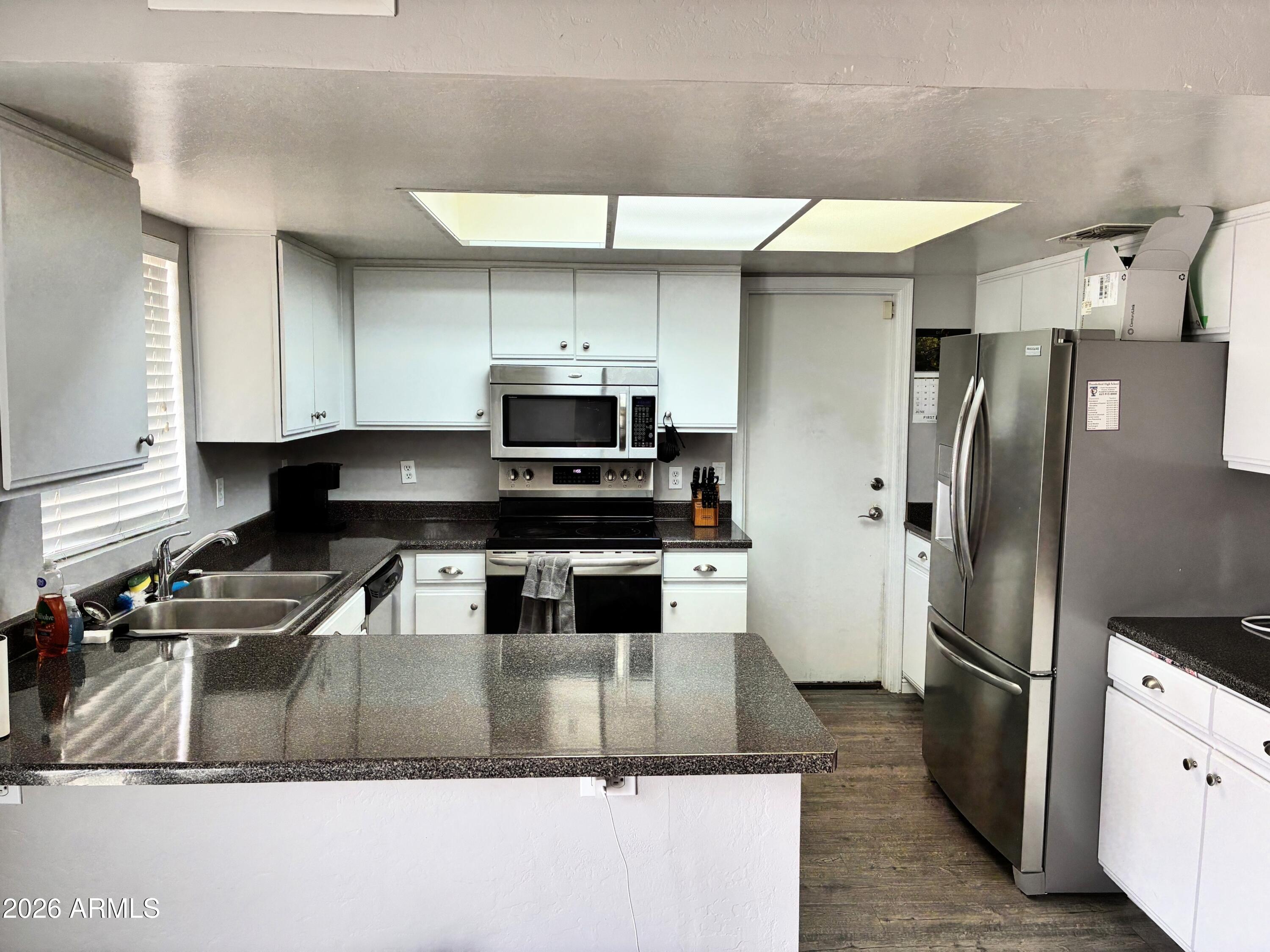2548 West Kathleen Road Phoenix, AZ 85023 - Photo 3 of 21 kitchen
