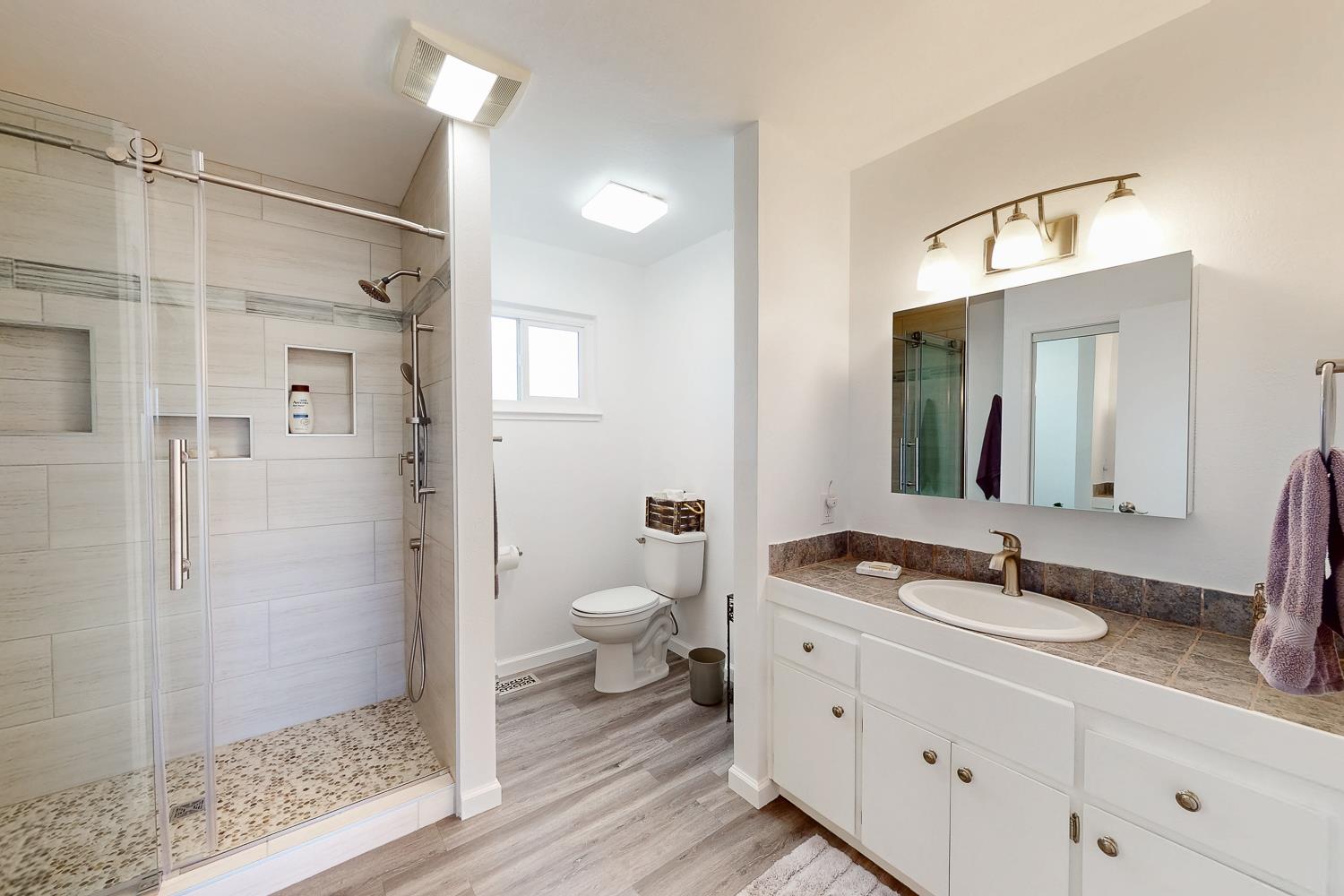 24713 Oro Valley Road Auburn, CA 95602 - Photo 25 of 69 Upstairs remodeled bathroom