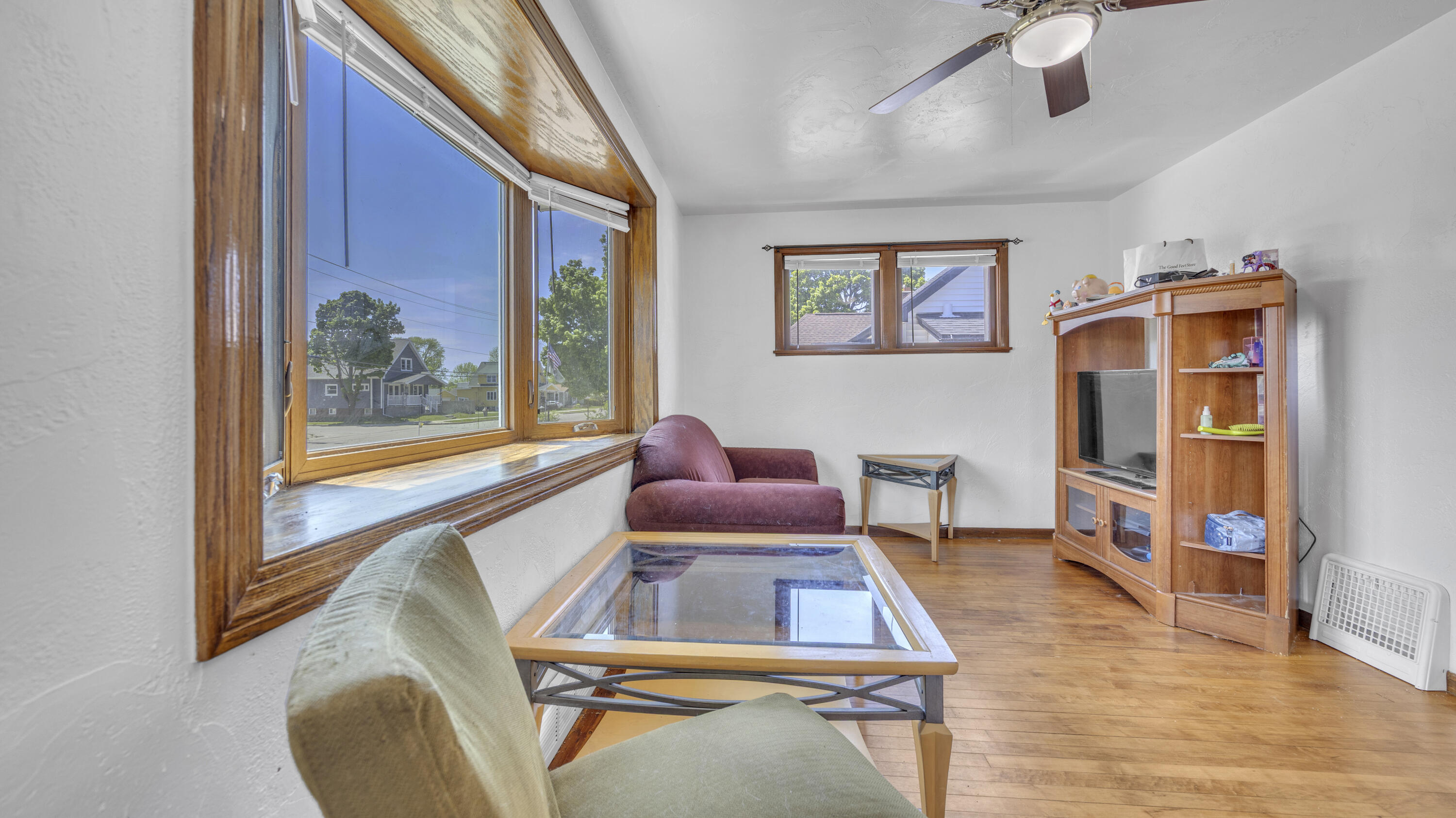 2316 Main Avenue Sheboygan, WI 53083 - Photo 7 of 20 Living Room 1
