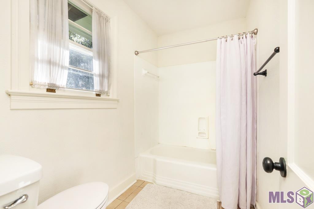 4934 Inniswold Road Baton Rouge, LA 70809 - Photo 12 of 22 Primary Bath