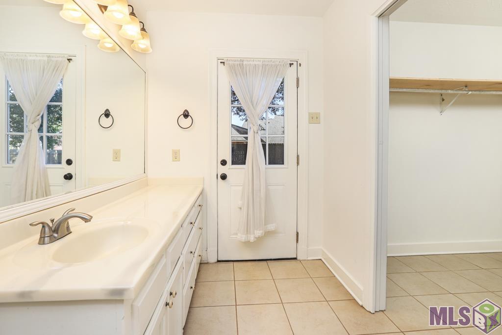 4934 Inniswold Road Baton Rouge, LA 70809 - Photo 13 of 22 Primary Bath