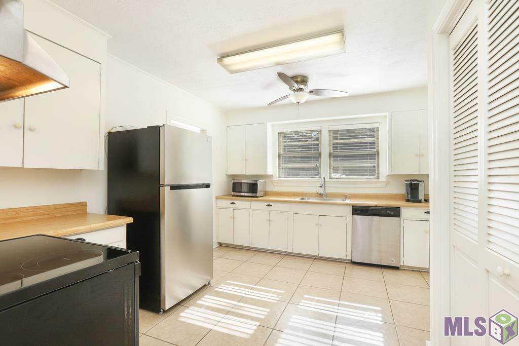 4934 Inniswold Road Baton Rouge, LA 70809 - Photo 5 of 22 Kitchen With Pantry