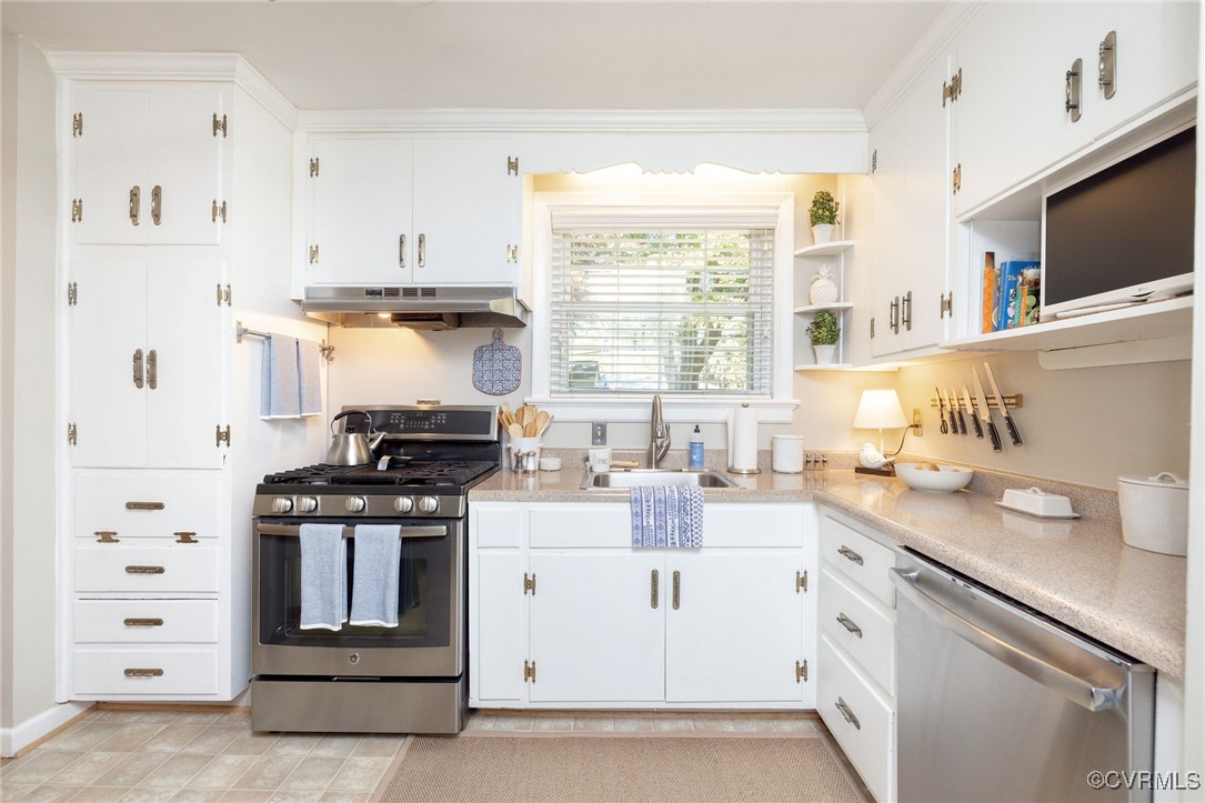 7518 Comet Road Henrico, VA 23294 - Photo 12 of 46 True chef's kitchen features all high-end stainles