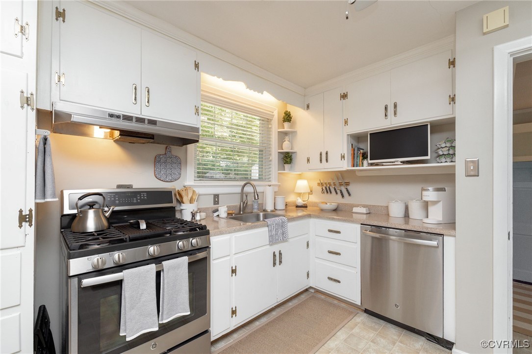 7518 Comet Road Henrico, VA 23294 - Photo 14 of 46 The kitchen offers plenty of counter space & stora