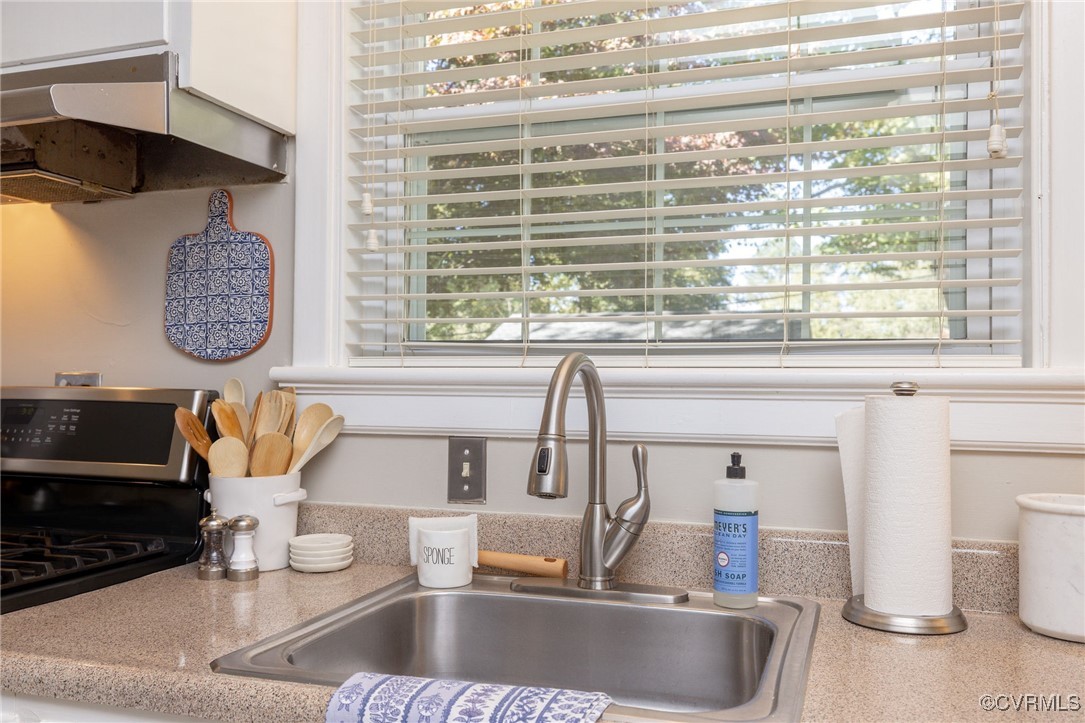 7518 Comet Road Henrico, VA 23294 - Photo 15 of 46 Interior details feature a high-end faucet, gas st