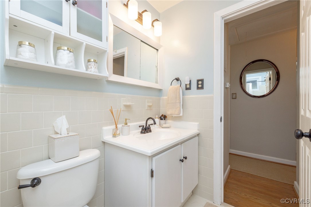 7518 Comet Road Henrico, VA 23294 - Photo 28 of 46 View of the full bathroom facing the hallway