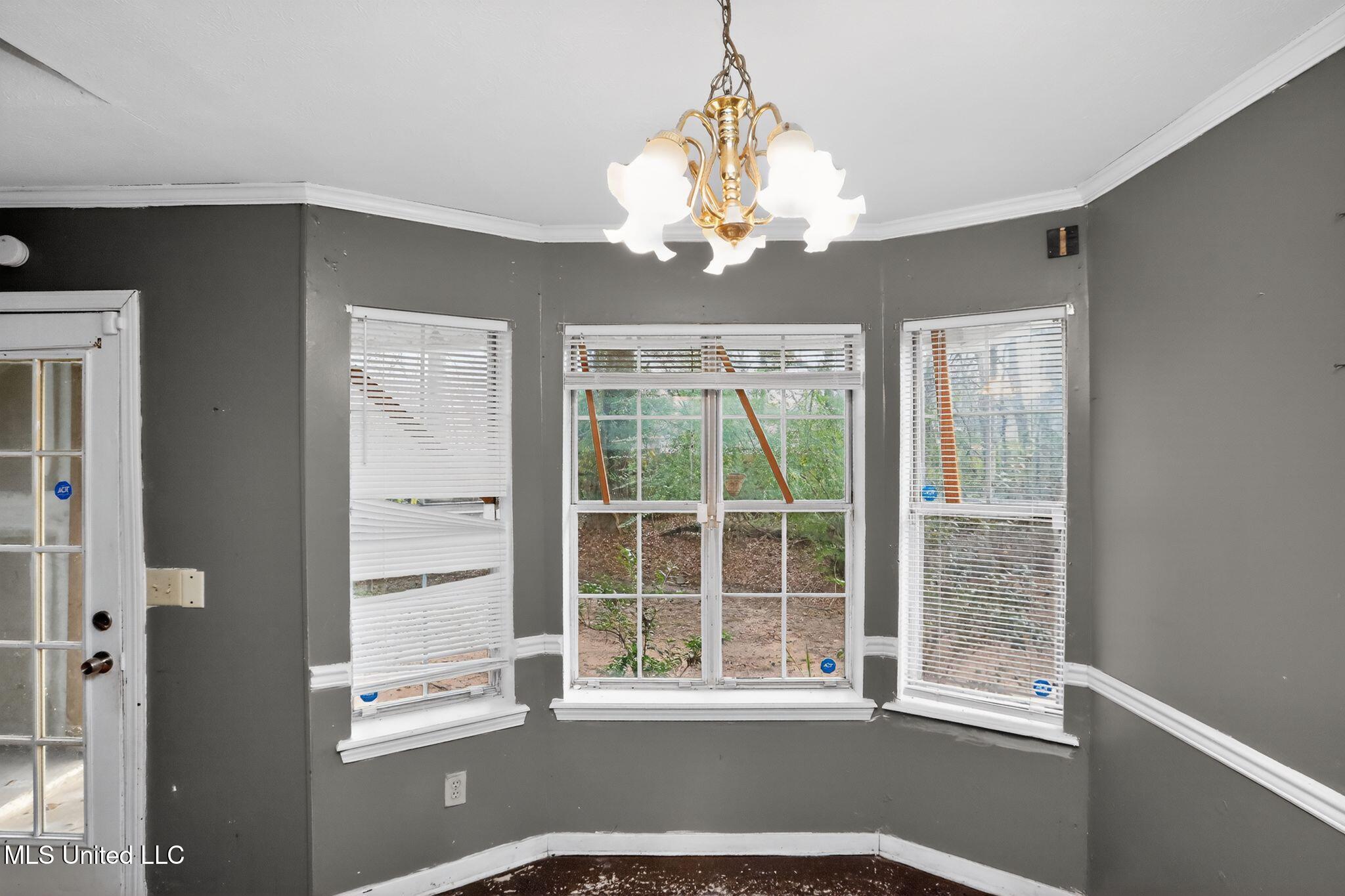 5571 Tiki Lane Jackson, MS 39212 - Photo 15 of 32 24_5571_Tiki_Ln_Jackson_MS_39212-Dining_