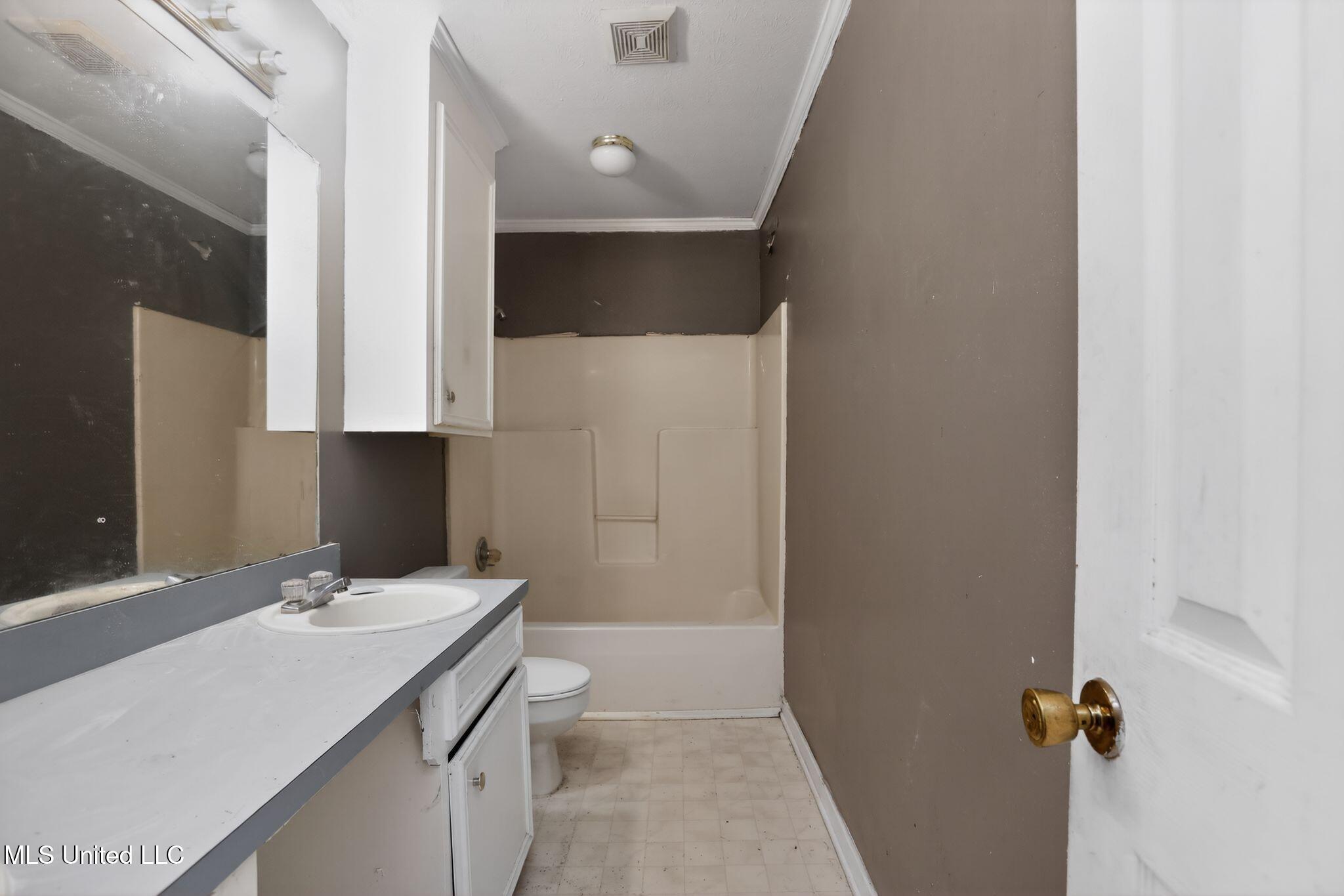 5571 Tiki Lane Jackson, MS 39212 - Photo 21 of 32 30_5571_Tiki_Ln_Jackson_MS_39212-Bathroo