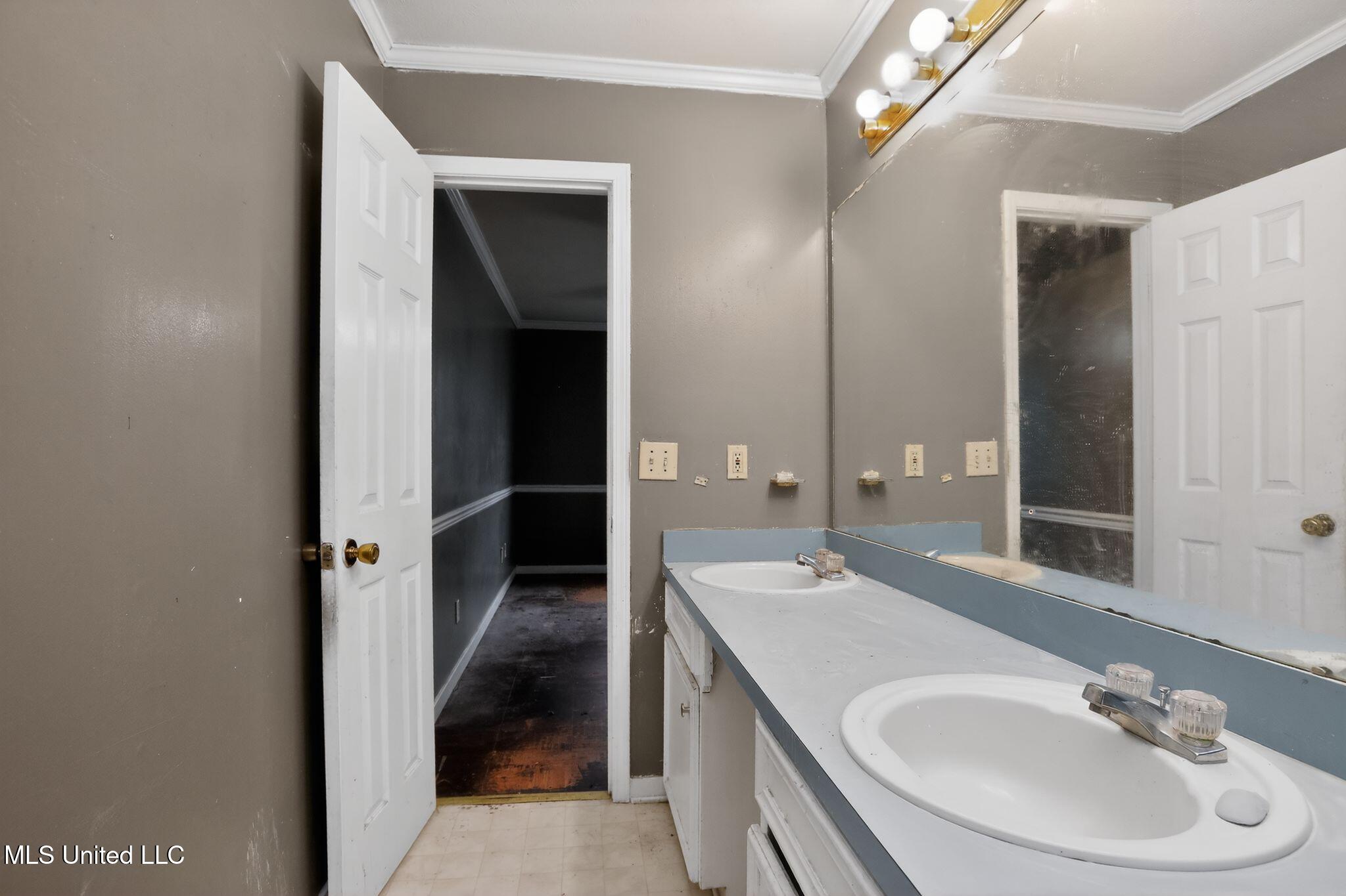 5571 Tiki Lane Jackson, MS 39212 - Photo 22 of 32 31_5571_Tiki_Ln_Jackson_MS_39212-Bathroo