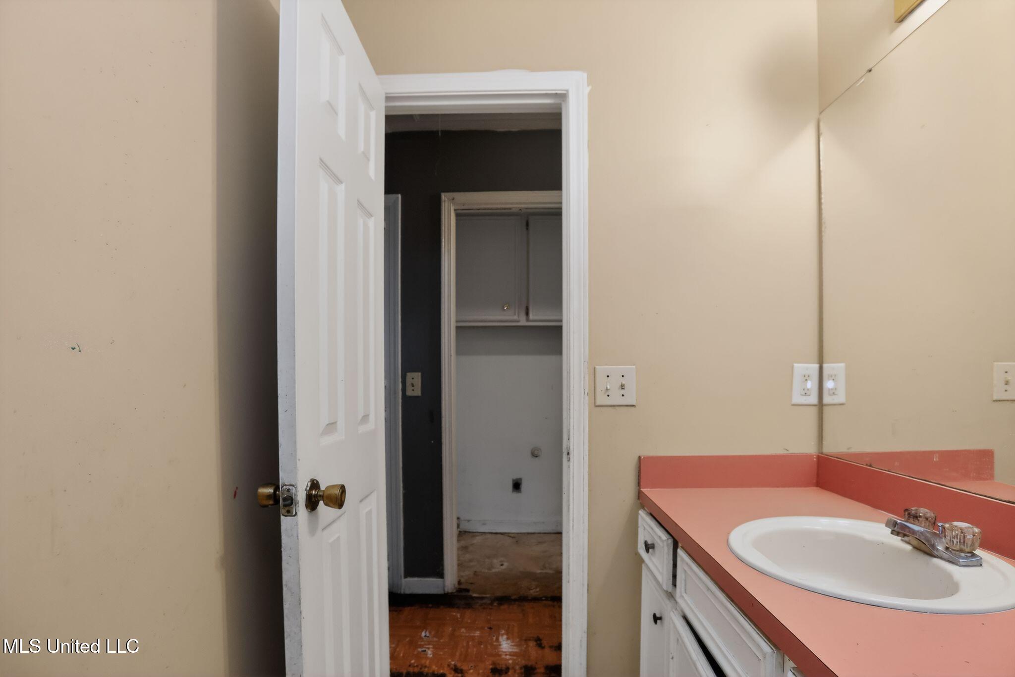 5571 Tiki Lane Jackson, MS 39212 - Photo 23 of 32 32_5571_Tiki_Ln_Jackson_MS_39212-Bathroo