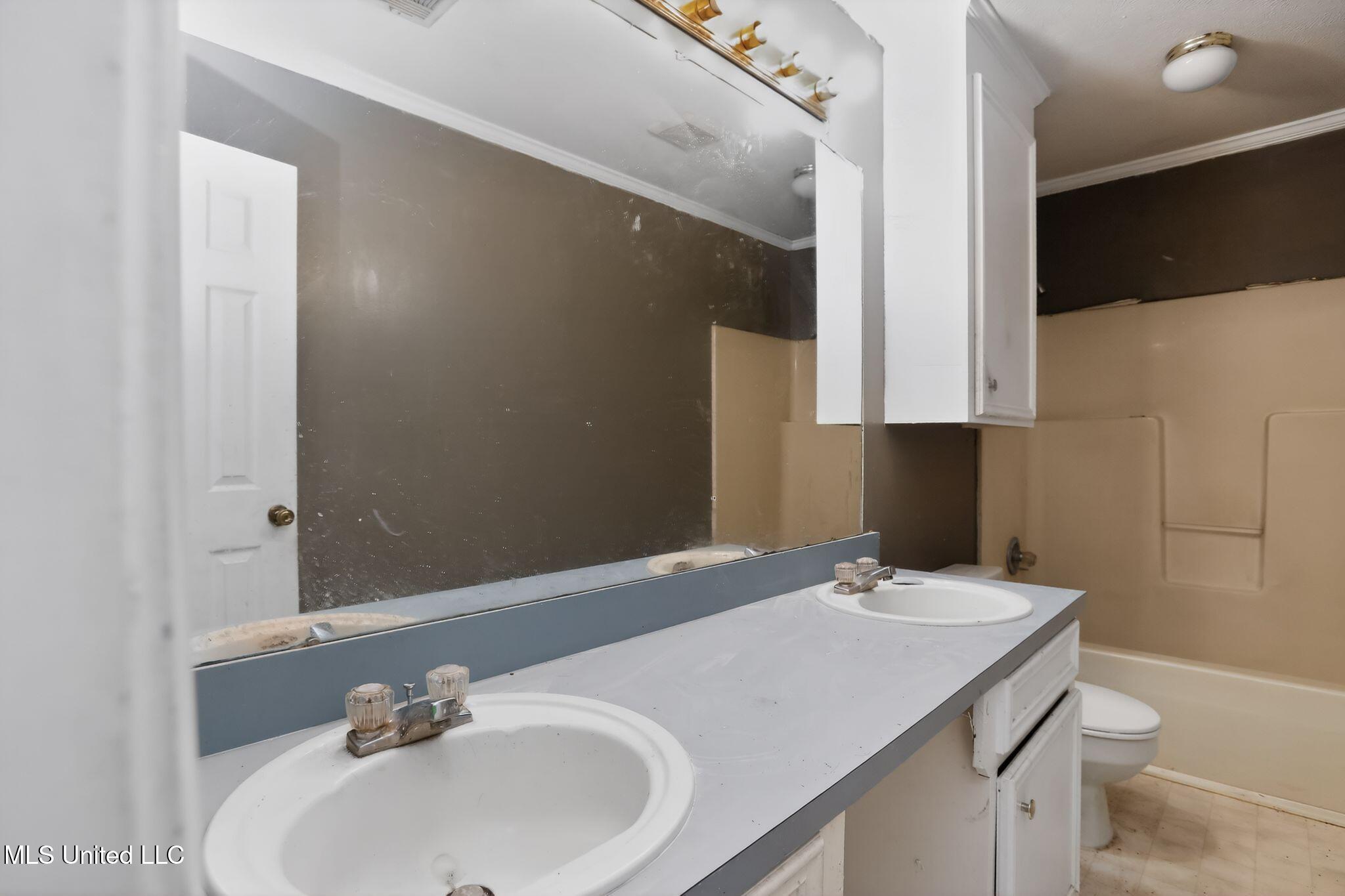 5571 Tiki Lane Jackson, MS 39212 - Photo 25 of 32 34_5571_Tiki_Ln_Jackson_MS_39212-Bathroo