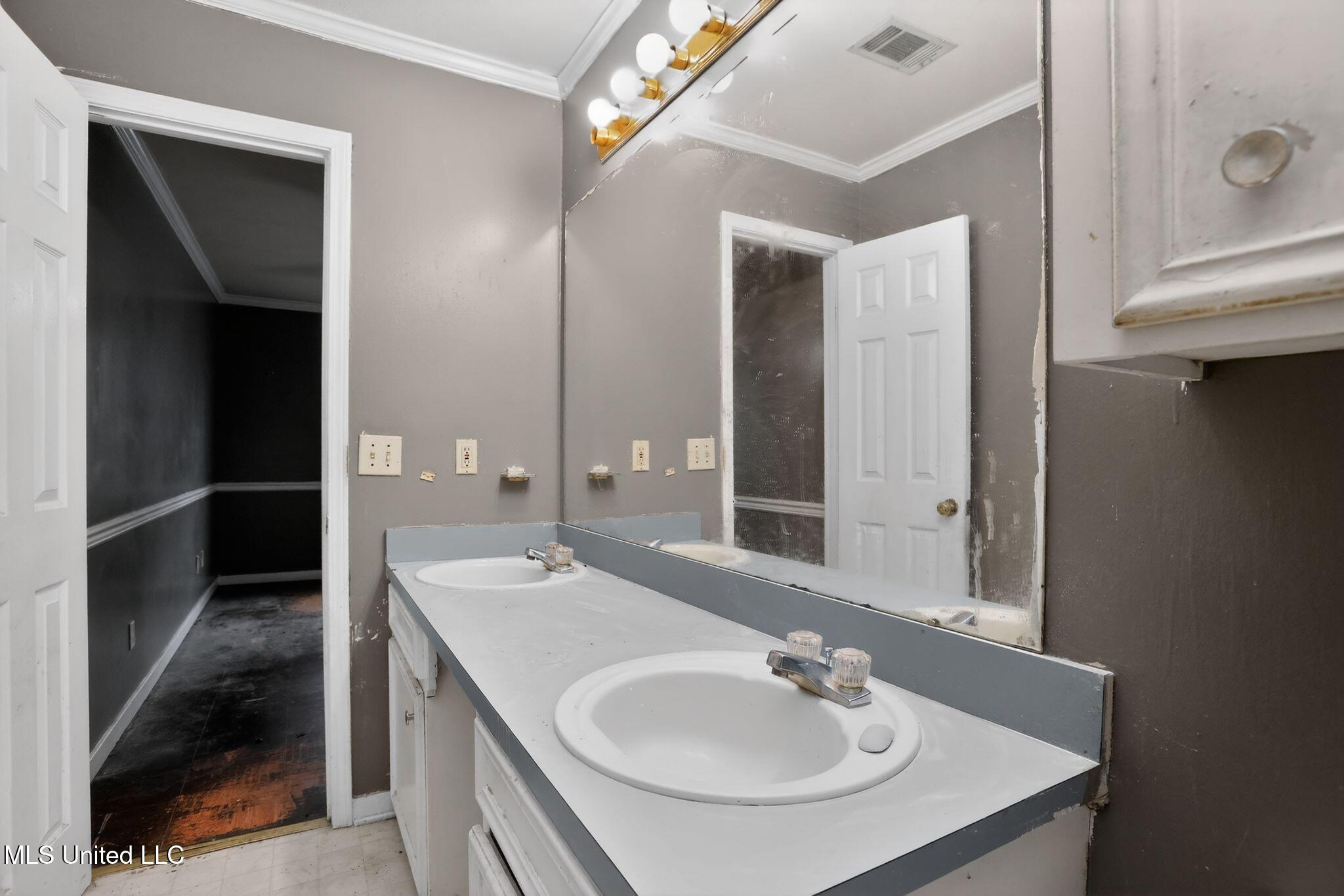 5571 Tiki Lane Jackson, MS 39212 - Photo 27 of 32 36_5571_Tiki_Ln_Jackson_MS_39212-Bathroo