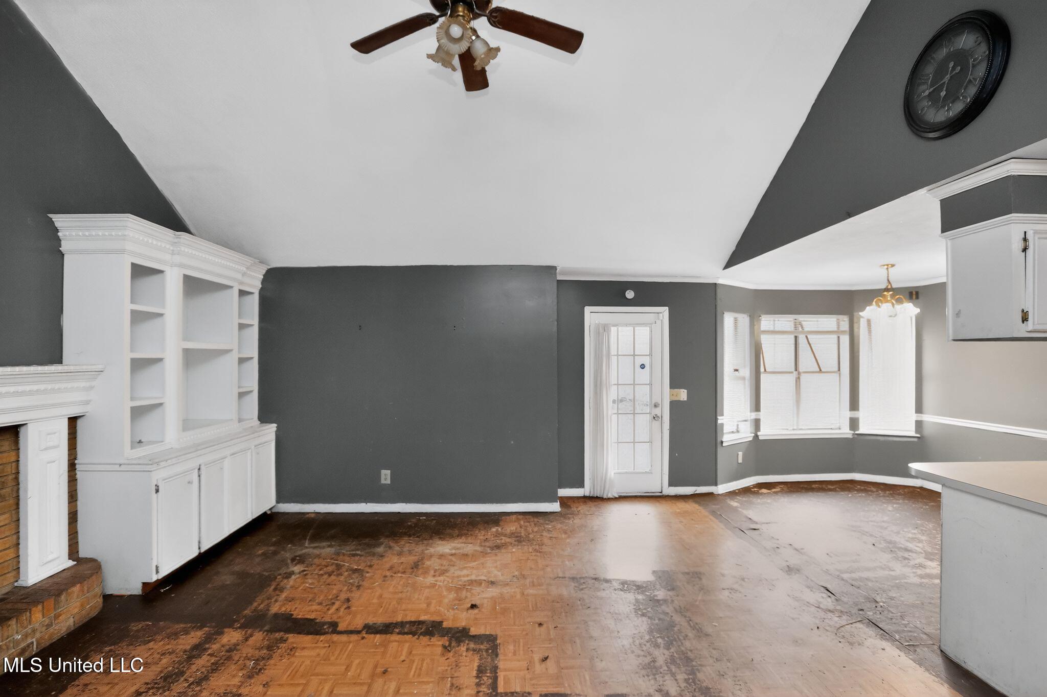 5571 Tiki Lane Jackson, MS 39212 - Photo 3 of 32 12_5571_Tiki_Ln_Jackson_MS_39212-Living_