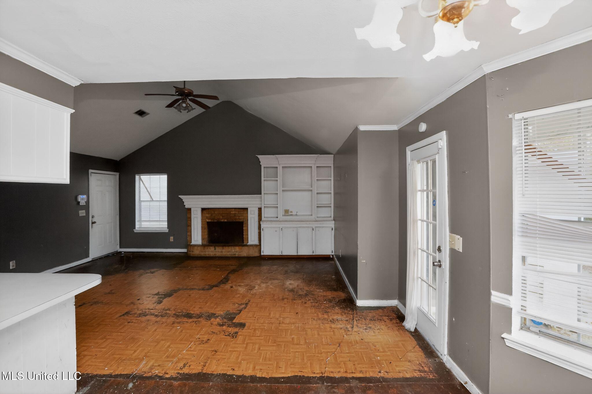 5571 Tiki Lane Jackson, MS 39212 - Photo 7 of 32 16_5571_Tiki_Ln_Jackson_MS_39212-Living_