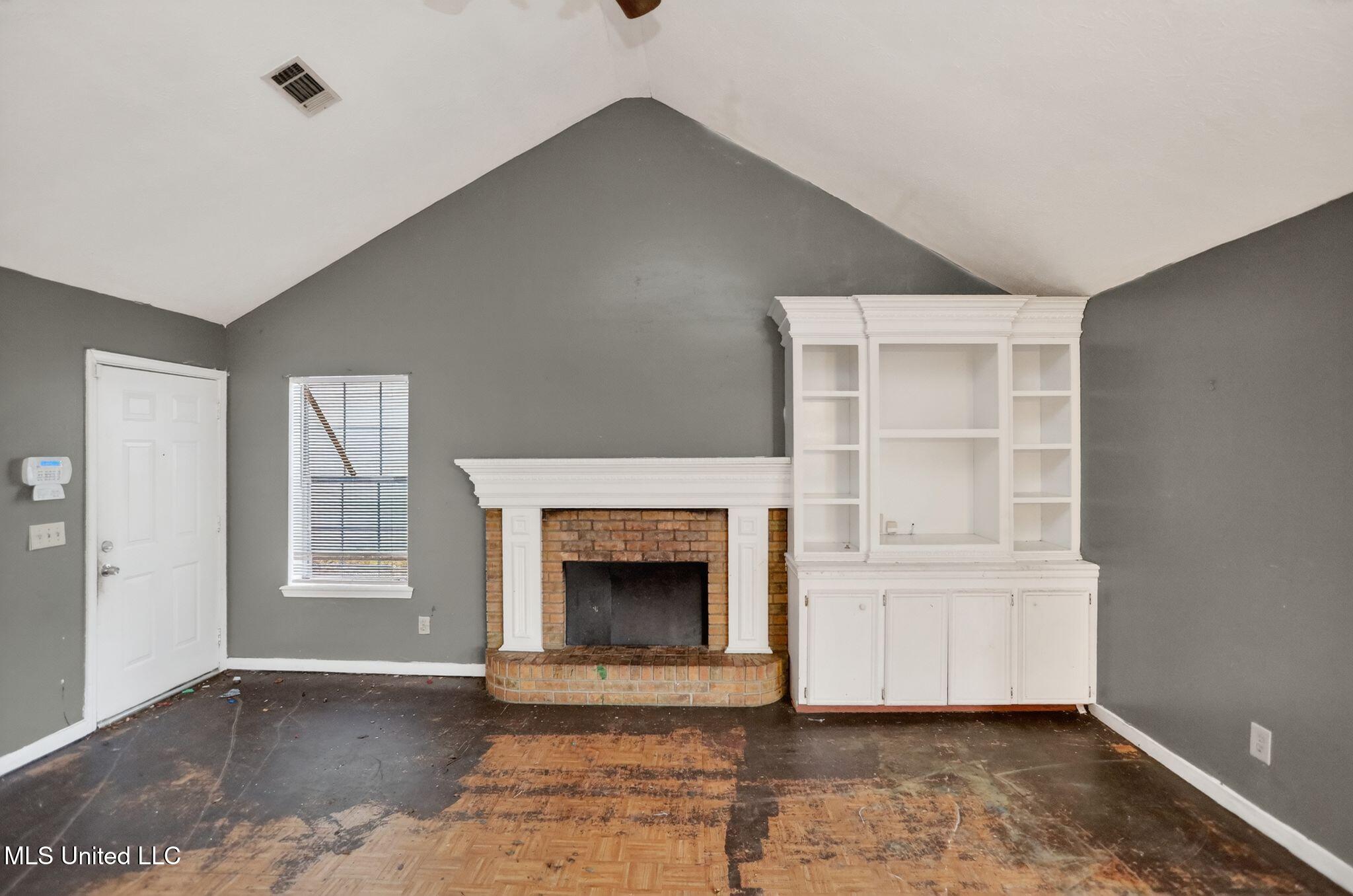 5571 Tiki Lane Jackson, MS 39212 - Photo 9 of 32 18_5571_Tiki_Ln_Jackson_MS_39212-Living_