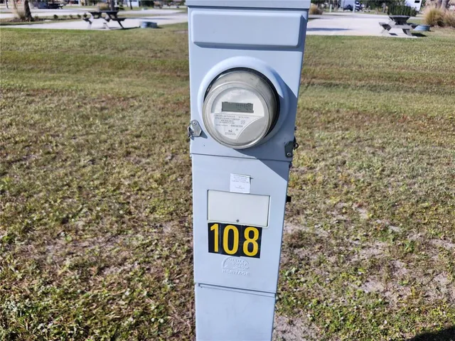 a view of entryway and kitchen
