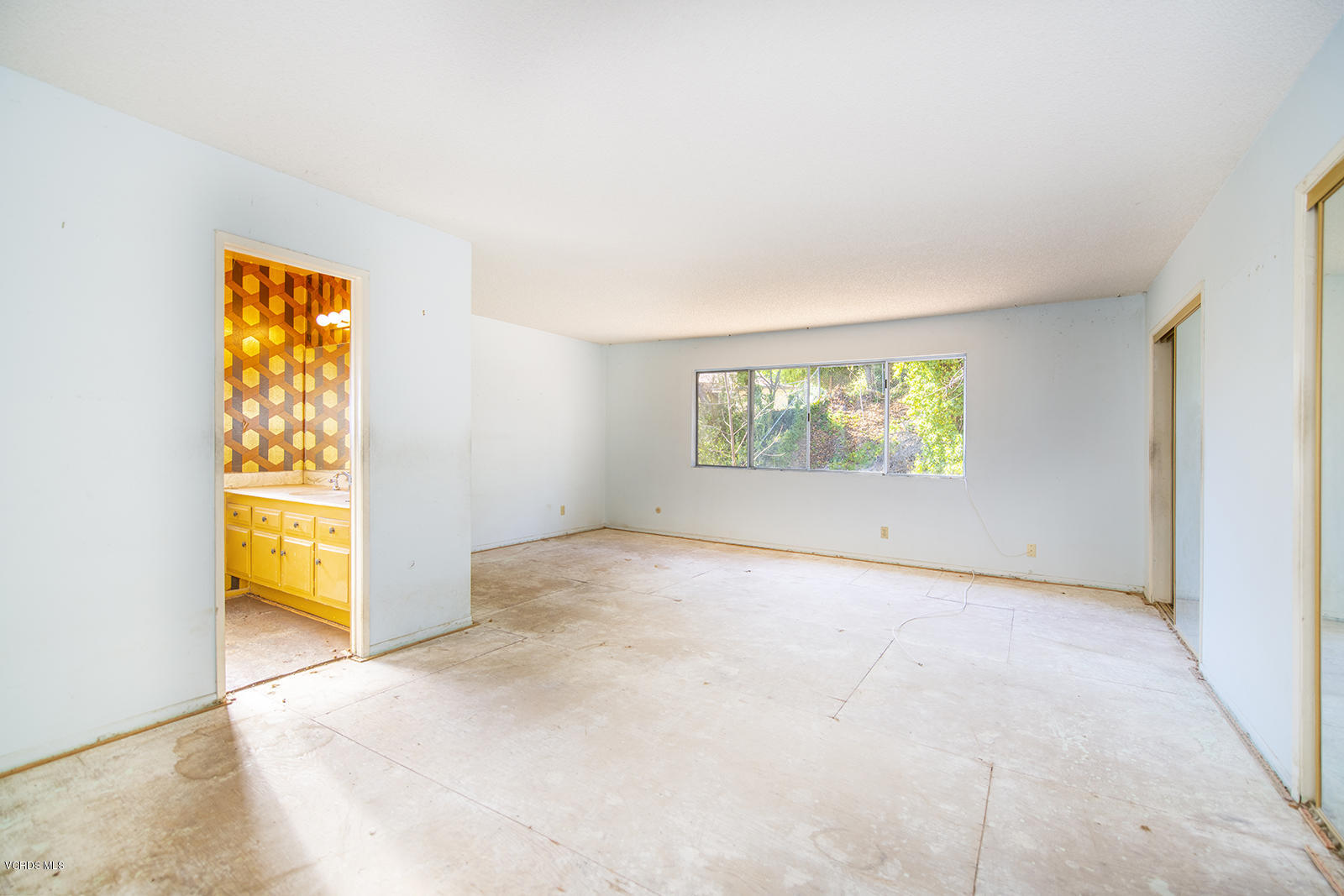 4435 Erbes Road Thousand Oaks, CA 91360 - Photo 8 of 14 an empty room with a window
