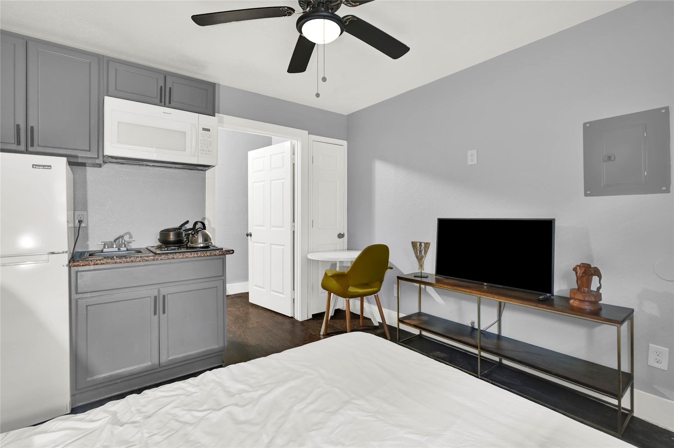 3714 Dabney Street, Unit 6 Houston, TX 77026 - Photo 3 of 15 a bedroom with a bed and a flat screen tv