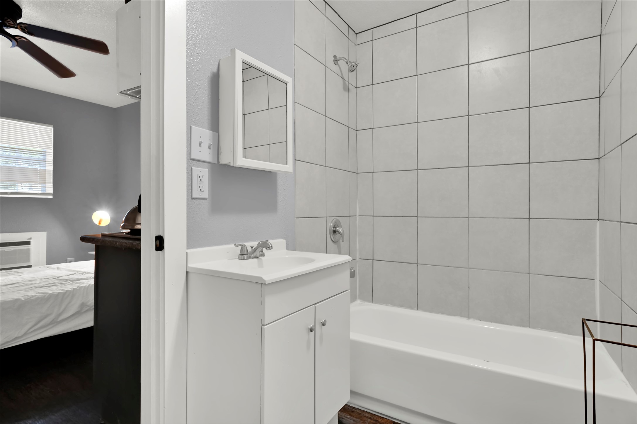 3714 Dabney Street, Unit 6 Houston, TX 77026 - Photo 7 of 15 a bathroom with a sink a toilet and bathtub