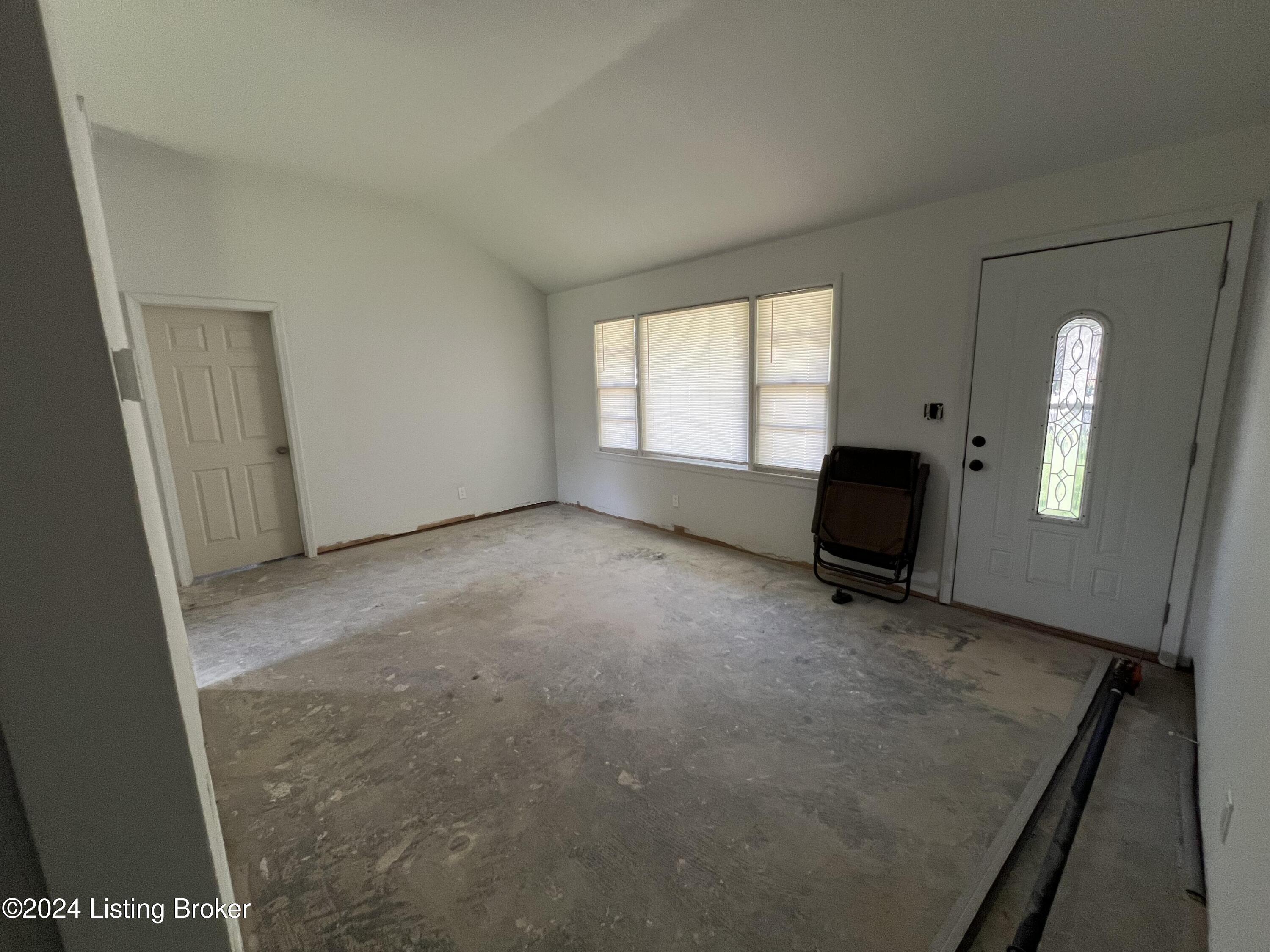 9301 Cornflower Road Louisville, KY 40272 - Photo 2 of 34 Livingroom 1