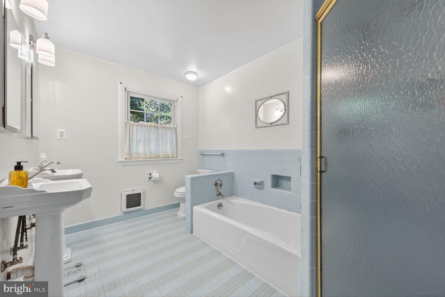 7200 Helmsdale Road Bethesda, MD 20817 - Photo 33 of 50 a bathroom with a bathtub sink and mirror