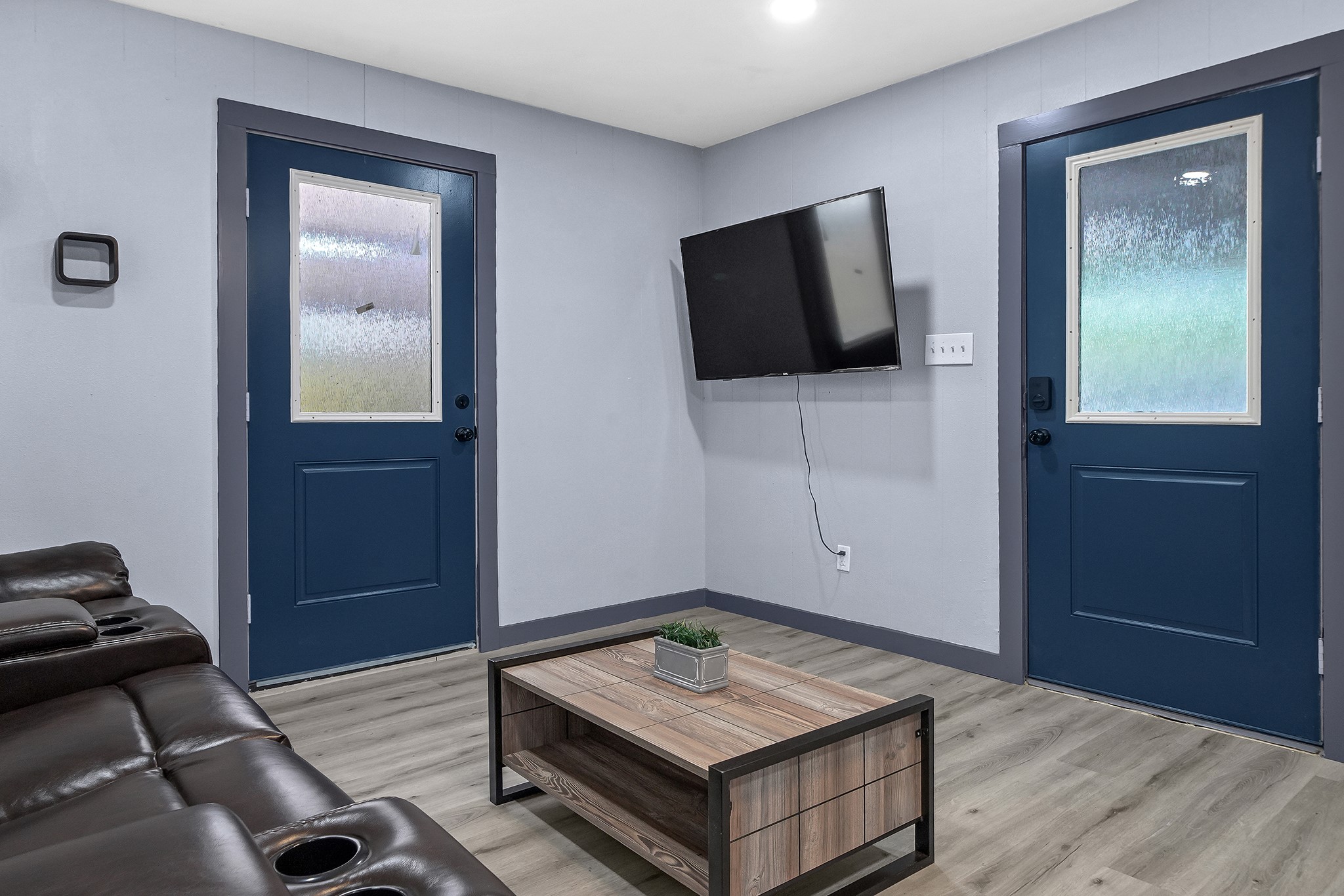 11103 Greenwillow Street Houston, TX 77035 - Photo 4 of 27 a living room with furniture and a flat screen tv