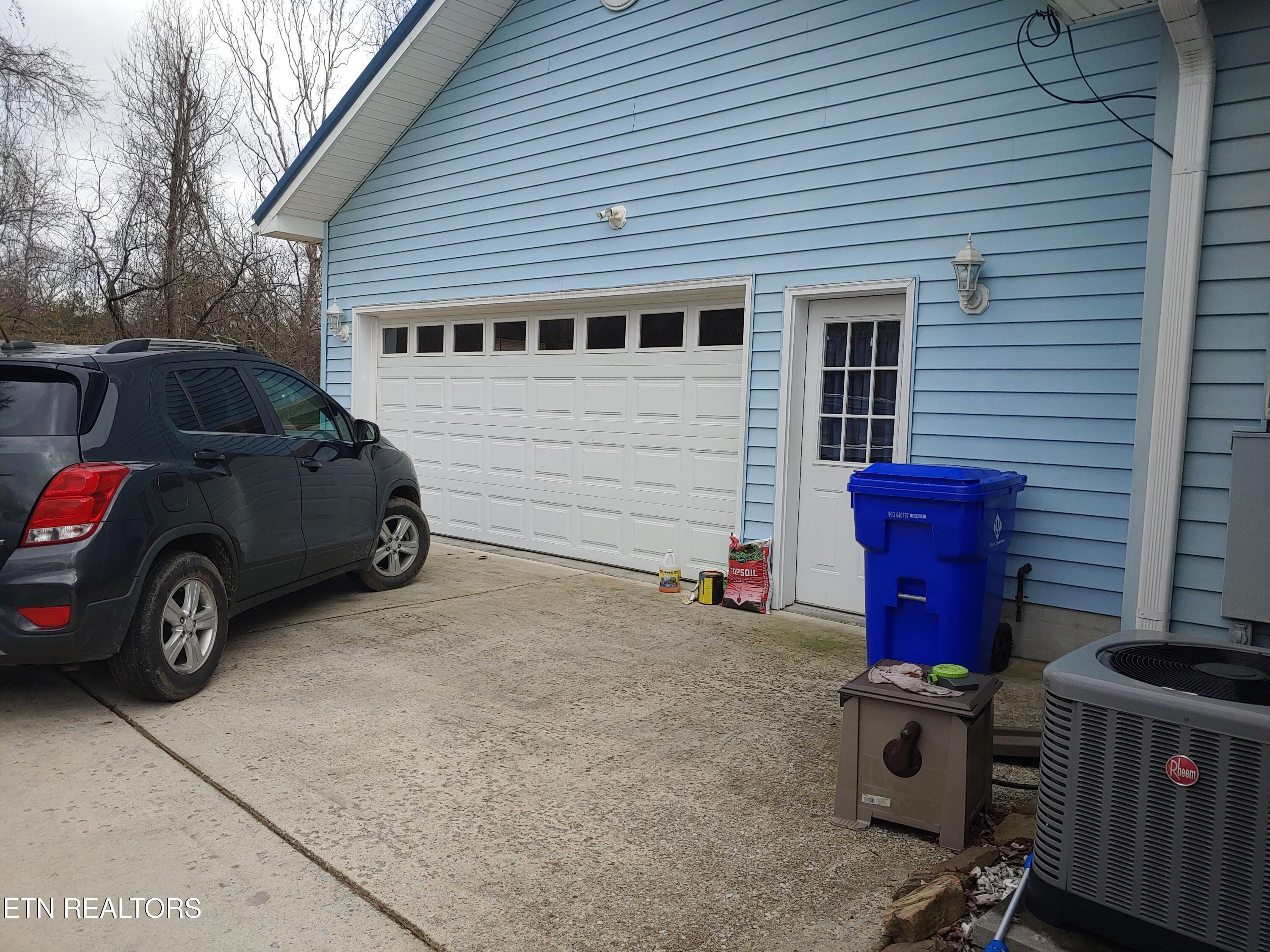 220 Capps Road Harriman, TN 37748 - Photo 2 of 18 2-Car Garage