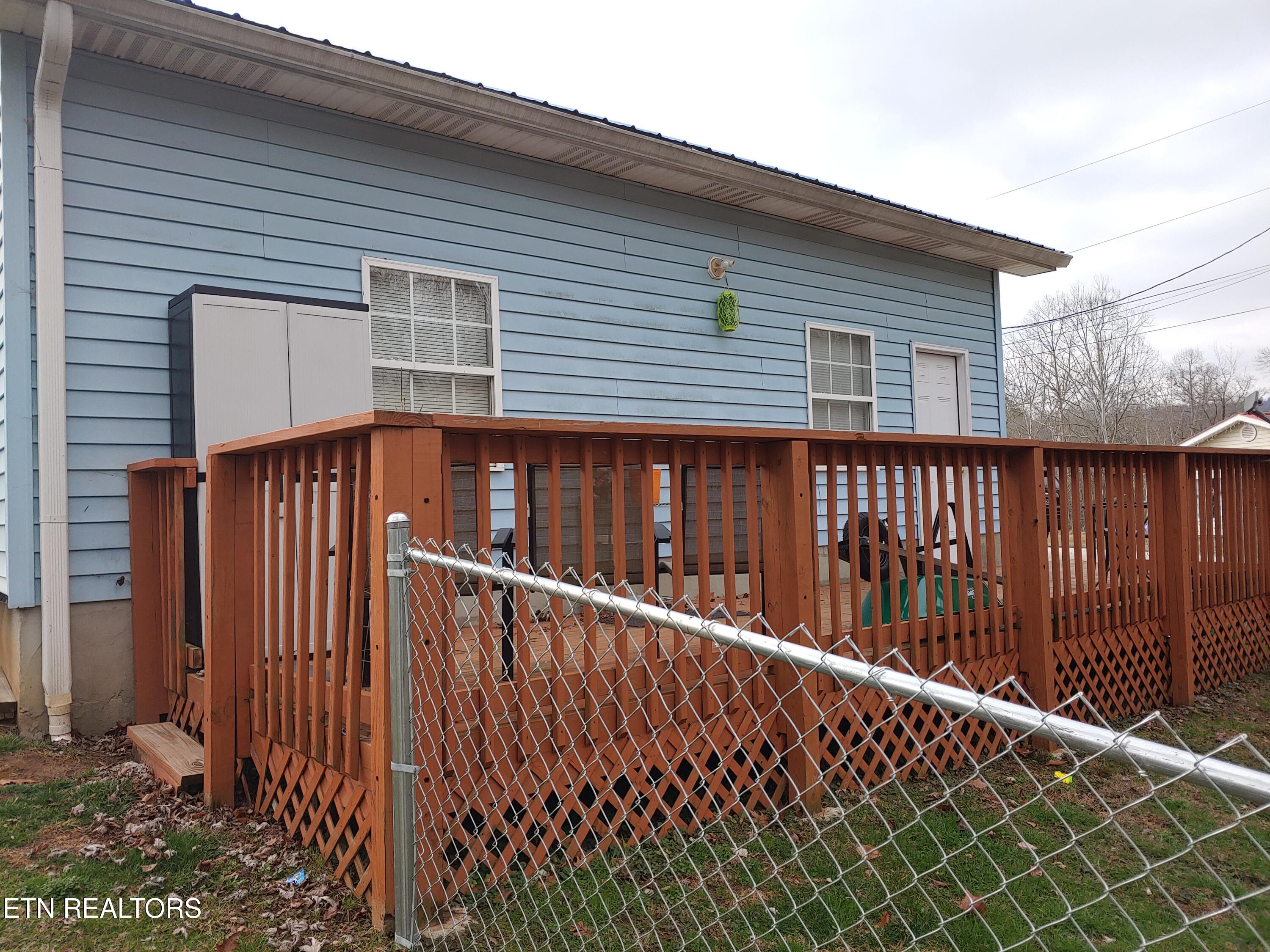 220 Capps Road Harriman, TN 37748 - Photo 4 of 18 Back Deck