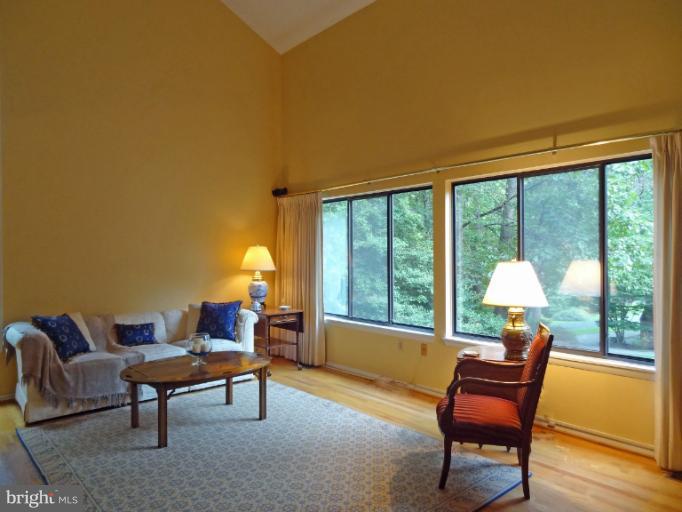 11800 Vale Road Oakton, VA 22124 - Photo 14 of 26 Living Room