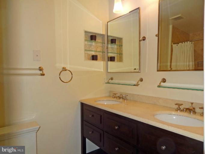 11800 Vale Road Oakton, VA 22124 - Photo 4 of 26 Bath #2