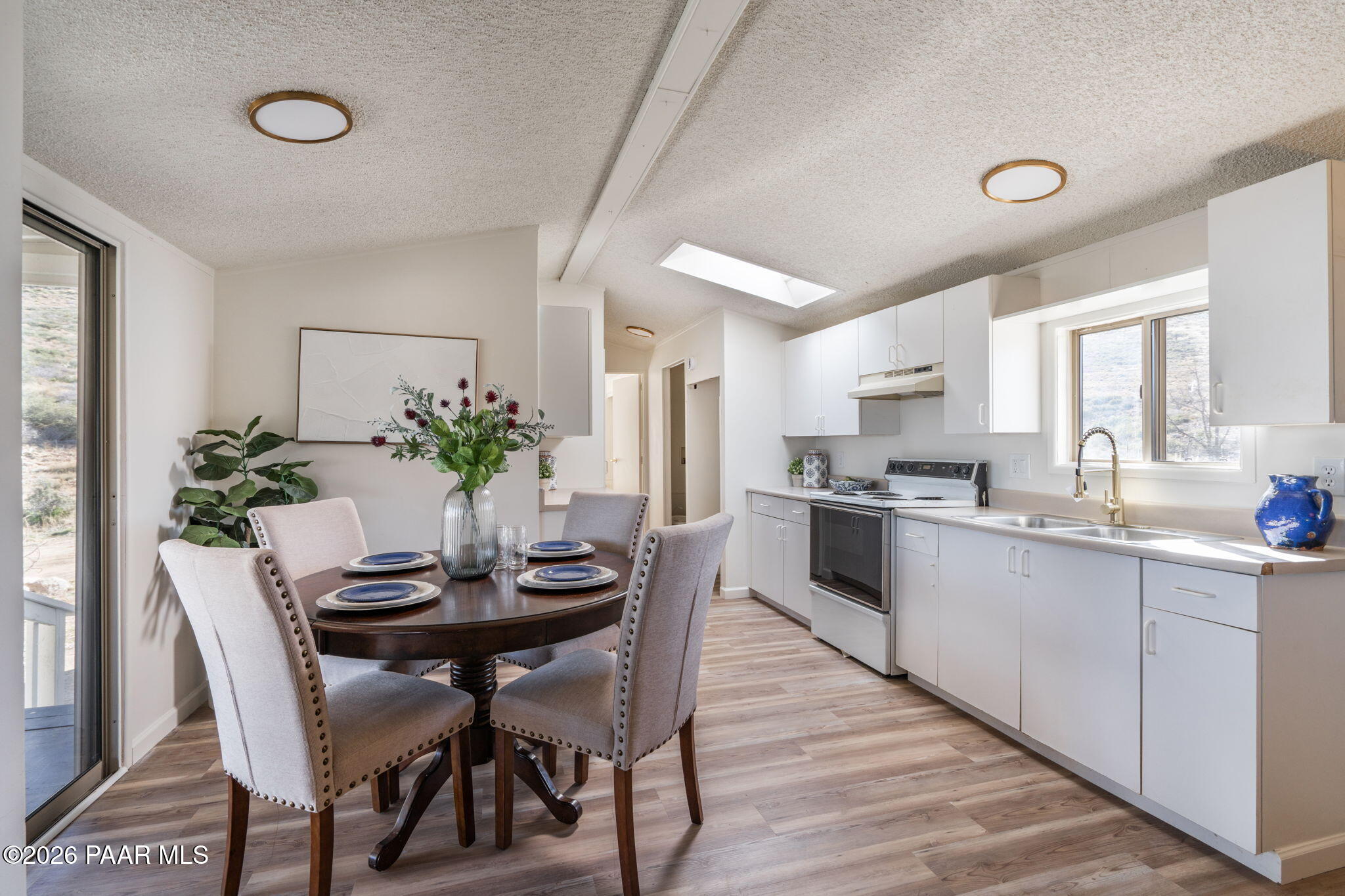 22673 Crest Way Yarnell, AZ 85362 - Photo 8 of 24 a kitchen with a table and chairs in it
