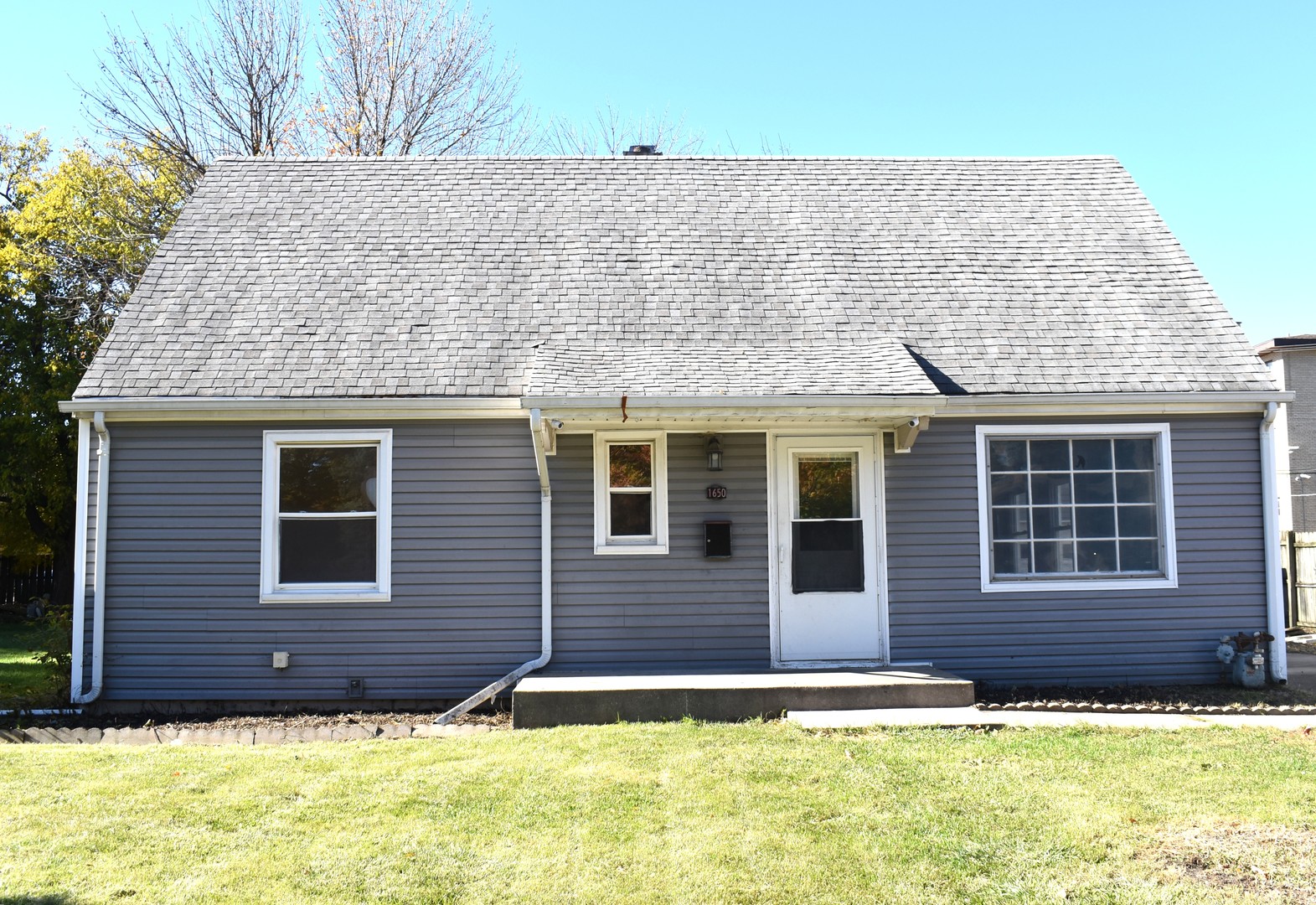 a view of a house with a yard