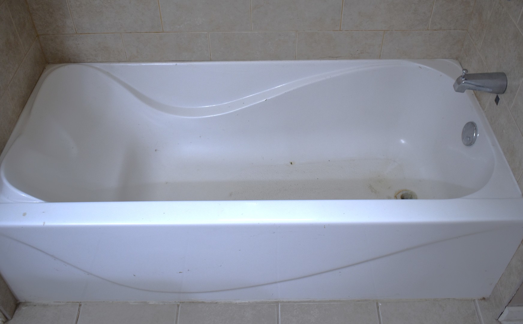 1650 Marquette Road Joliet, IL 60435 - Photo 13 of 20 a bath tub sitting in a bathroom
