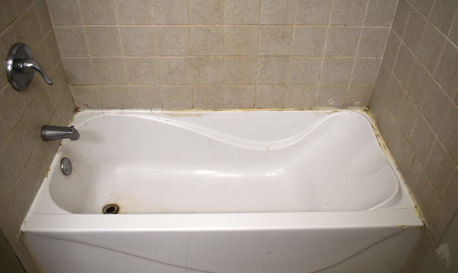 1650 Marquette Road Joliet, IL 60435 - Photo 15 of 20 a bathroom with a bathtub